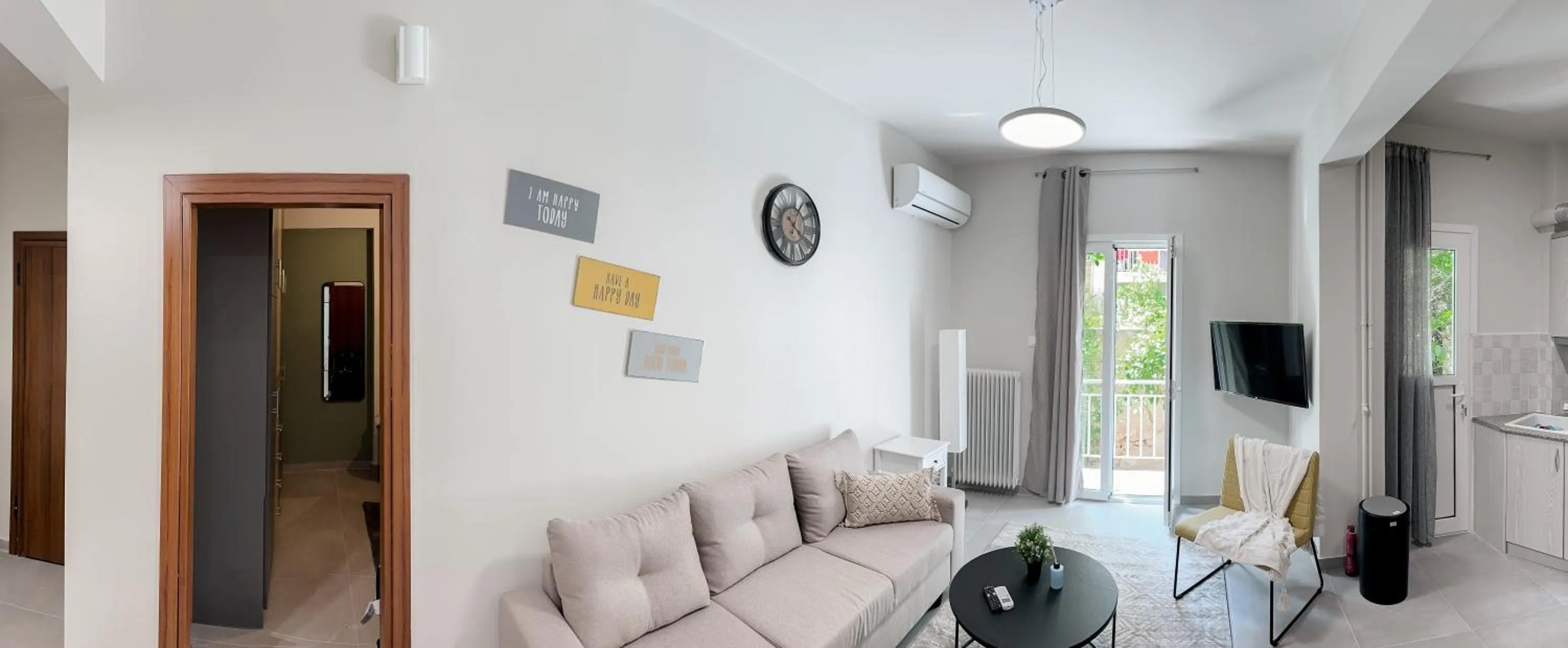 Metro Chic Haven: Modernized Urban Studio near the Tram