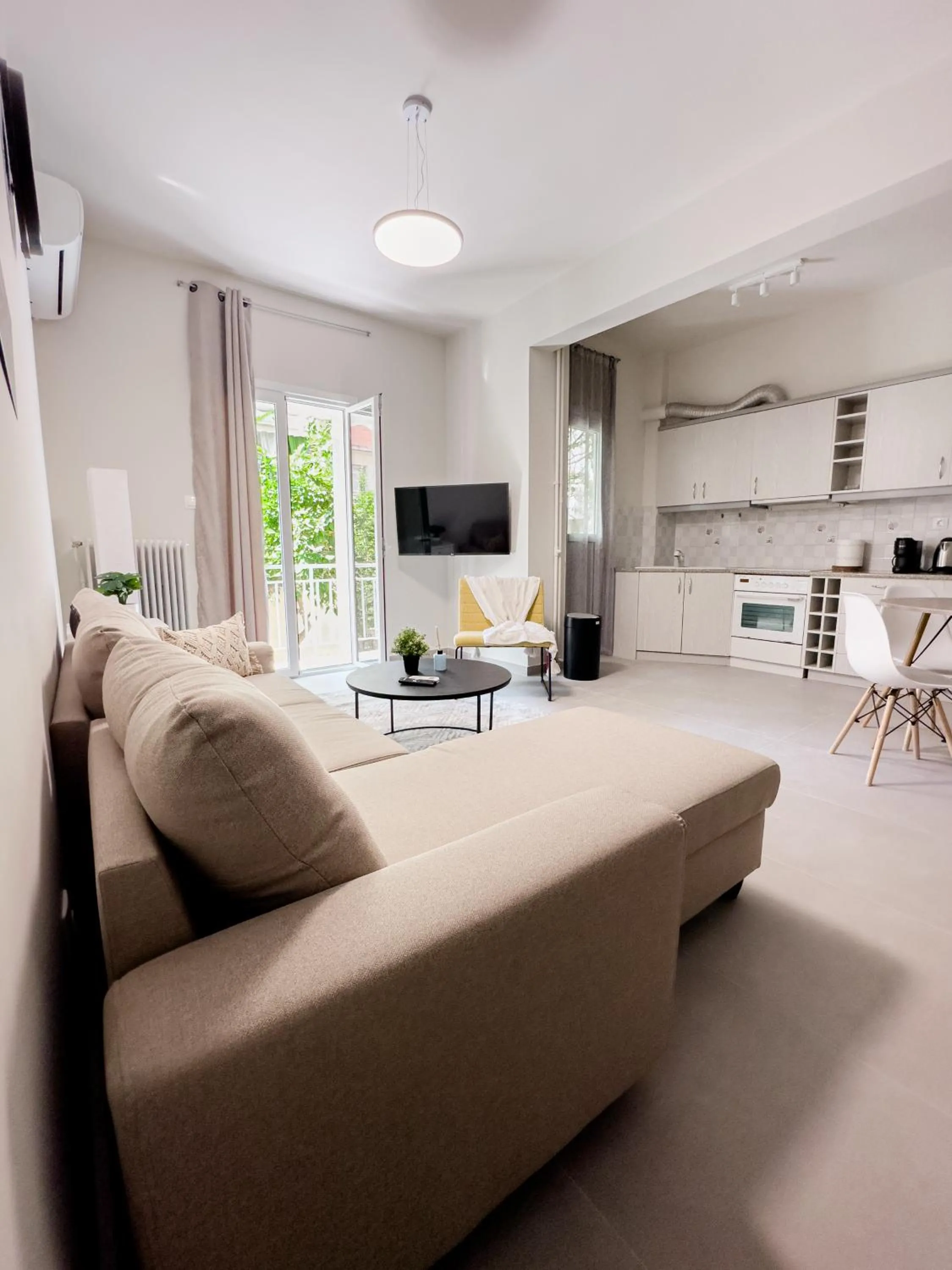 Metro Chic Haven: Modernized Urban Studio near the Tram