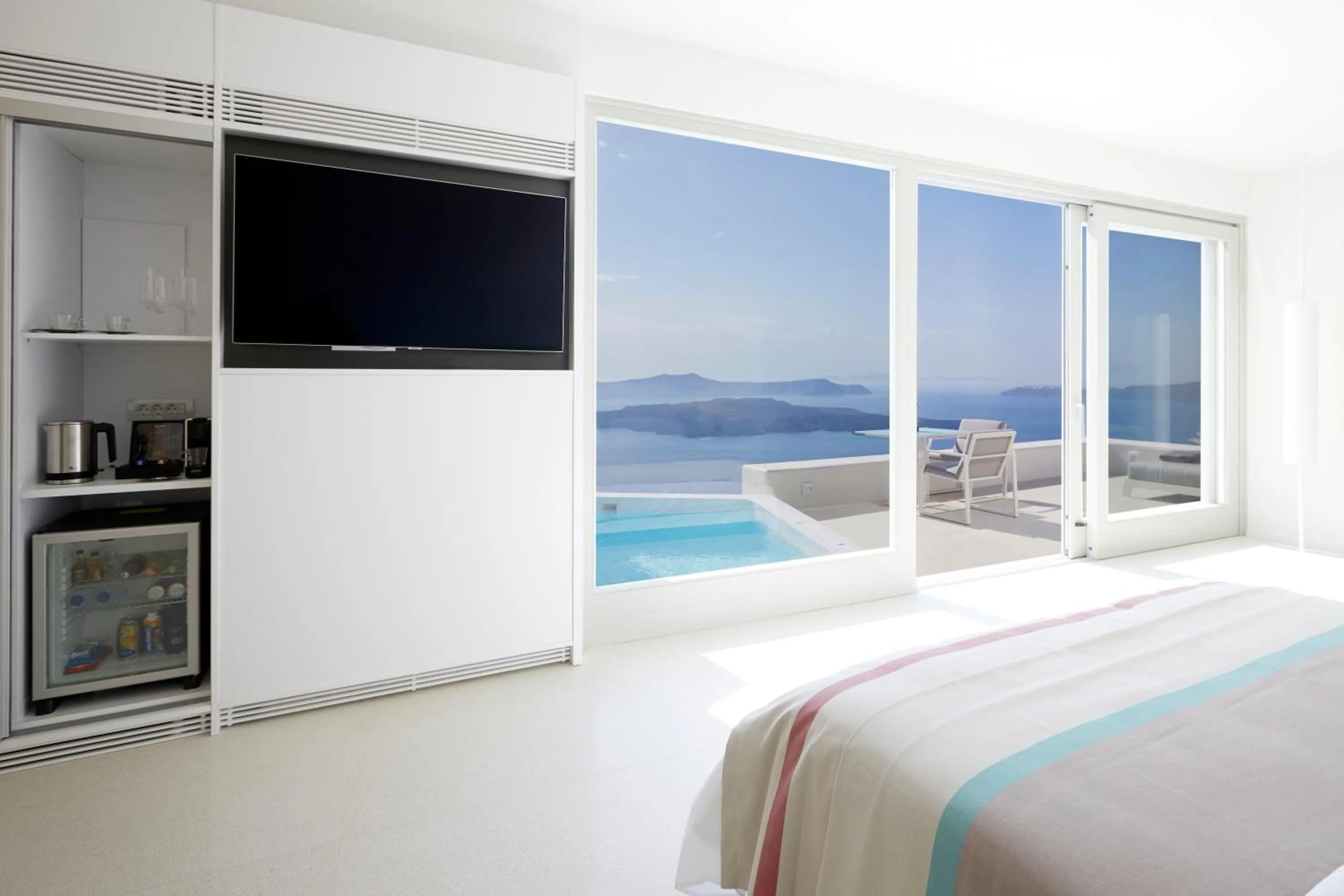 TV and multimedia, Bed in Alti Santorini Suites - Caldera View