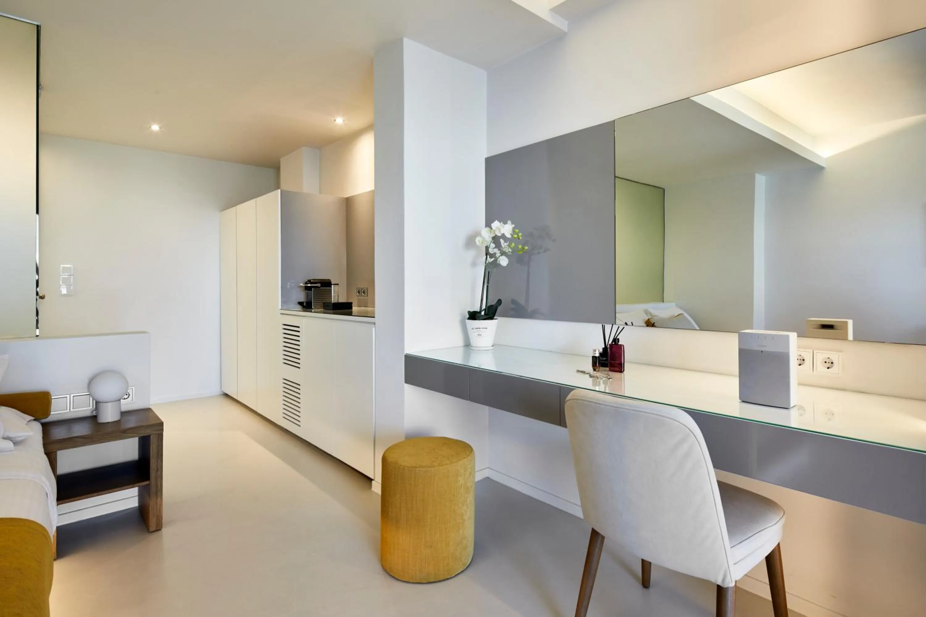 Coffee/tea facilities in Alti Santorini Suites - Caldera View