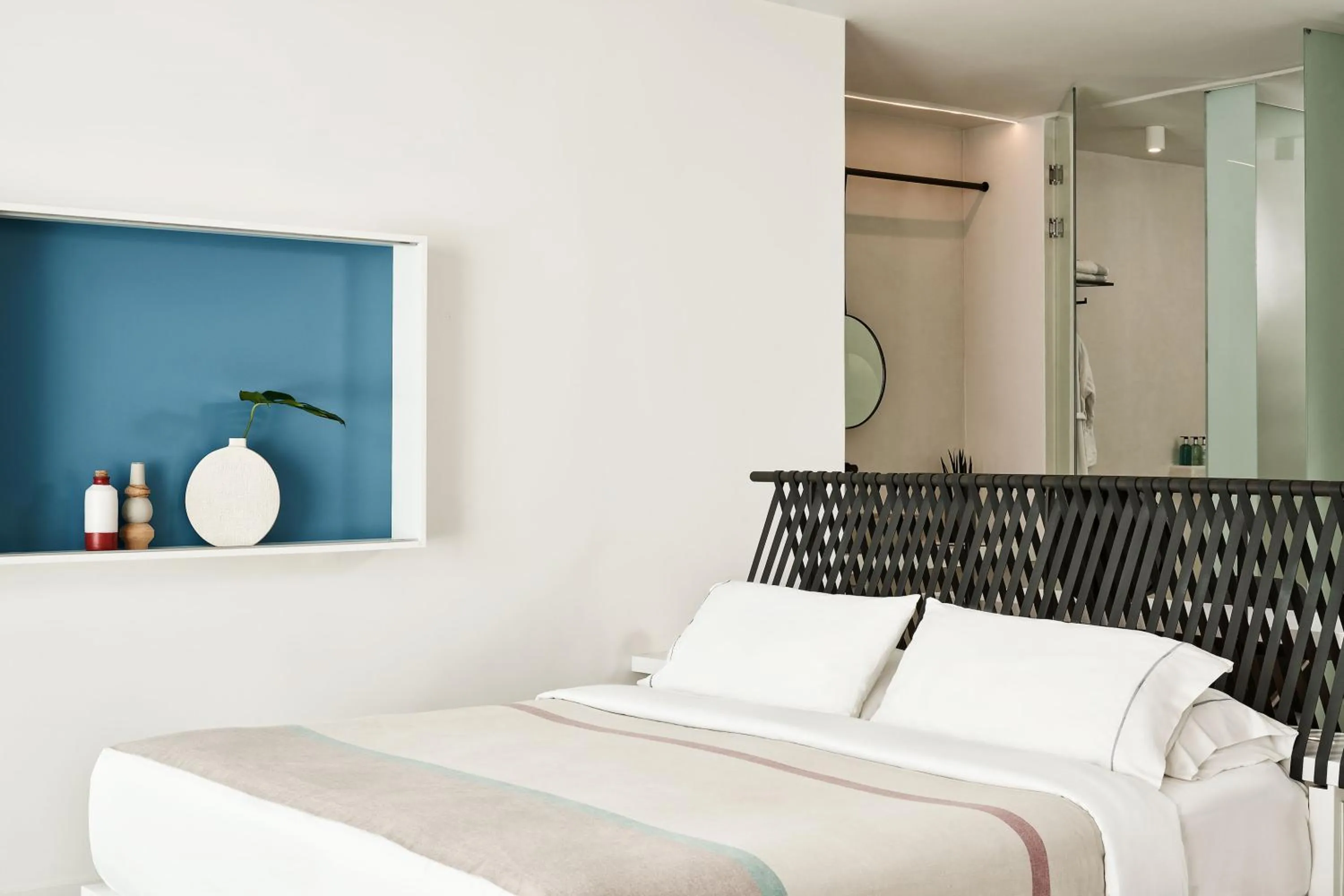 Shower, Bed in Alti Santorini Suites - Caldera View