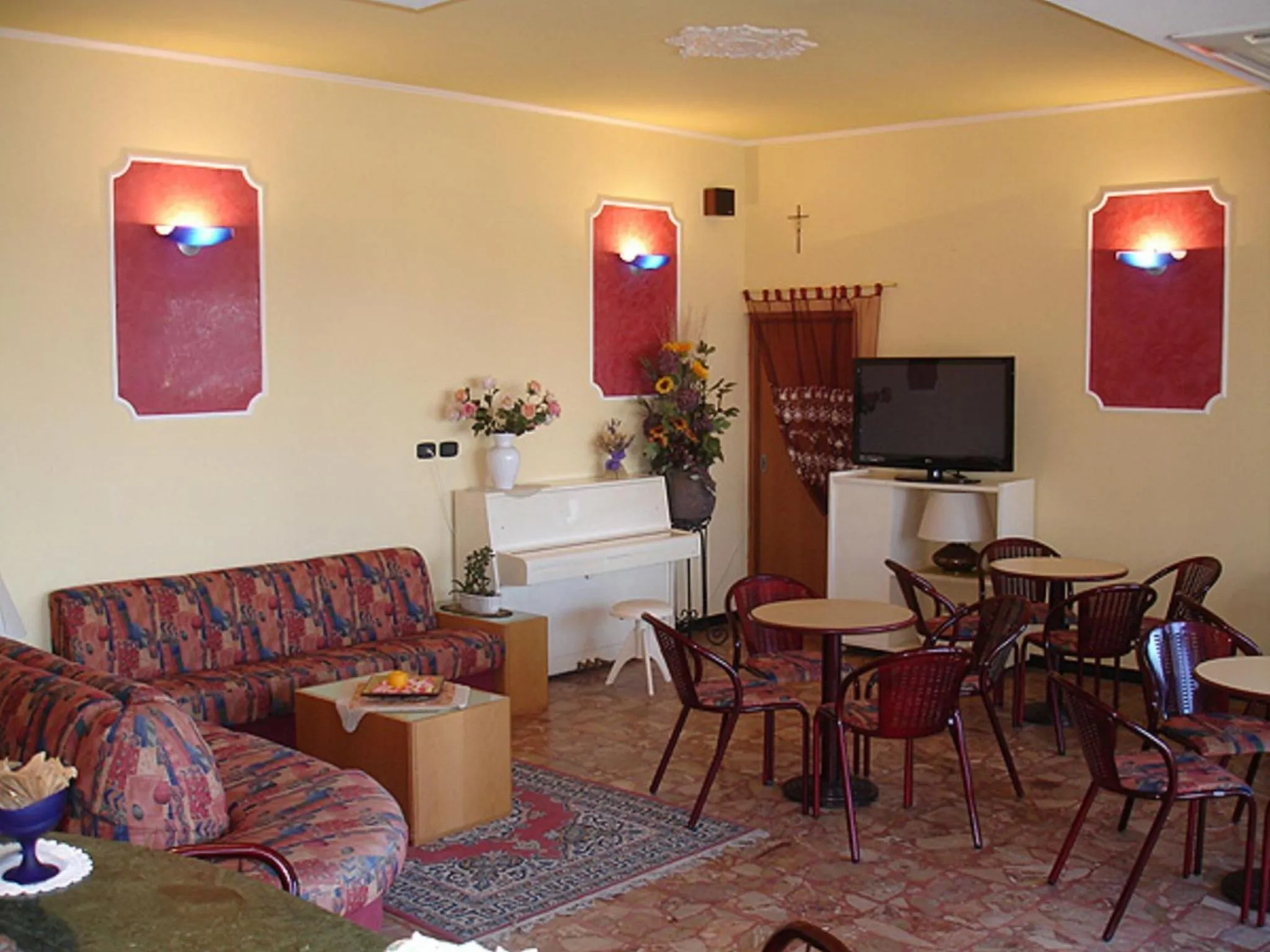 Communal lounge/ TV room in Hotel Primavera sul mare