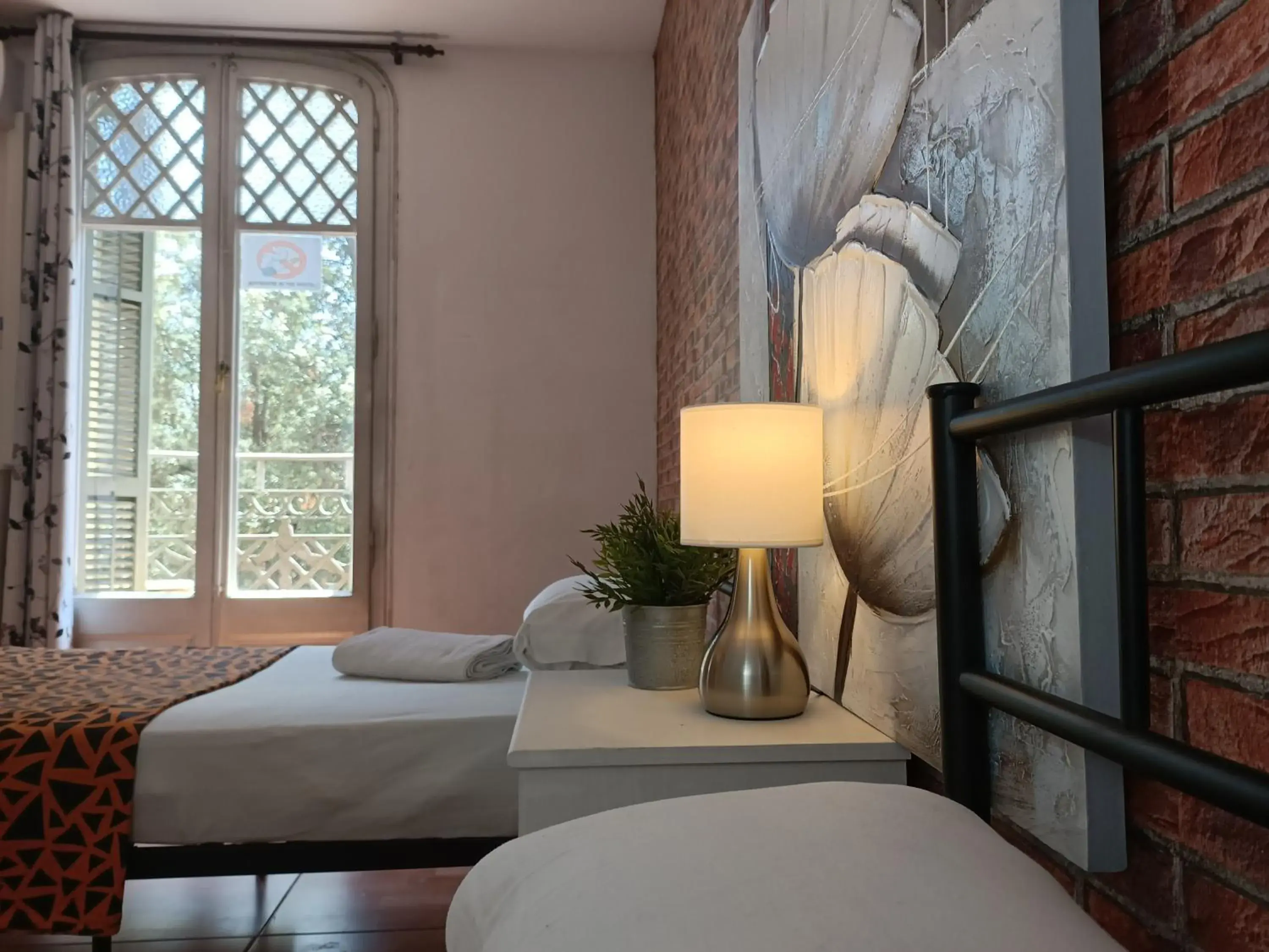 Deluxe Double or Twin Room with Balcony in Diagonal House Hostel Deluxe Double or Twin Room with Balcony in Diagonal House Hostel