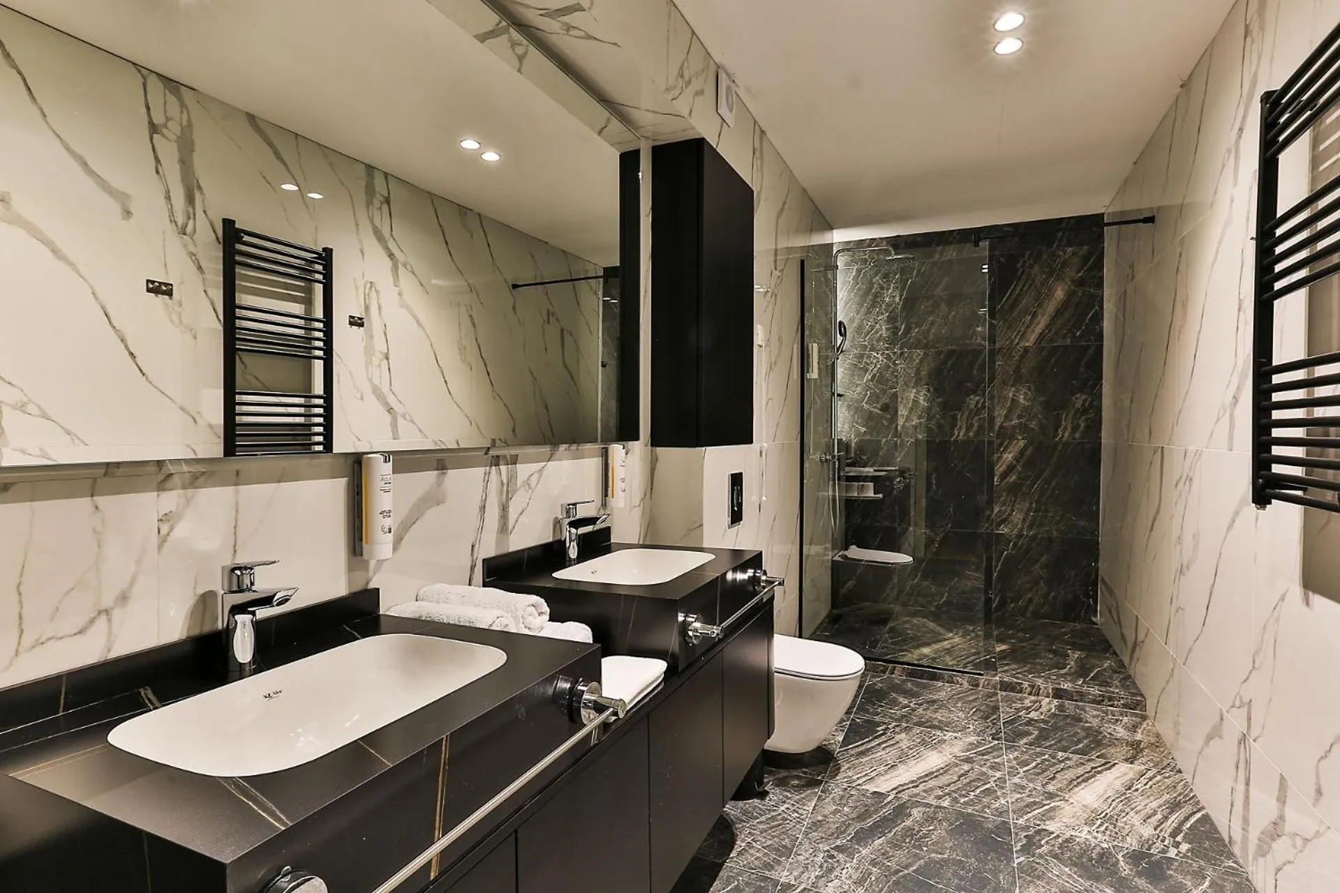 Shower in Hotel kingStone Budva