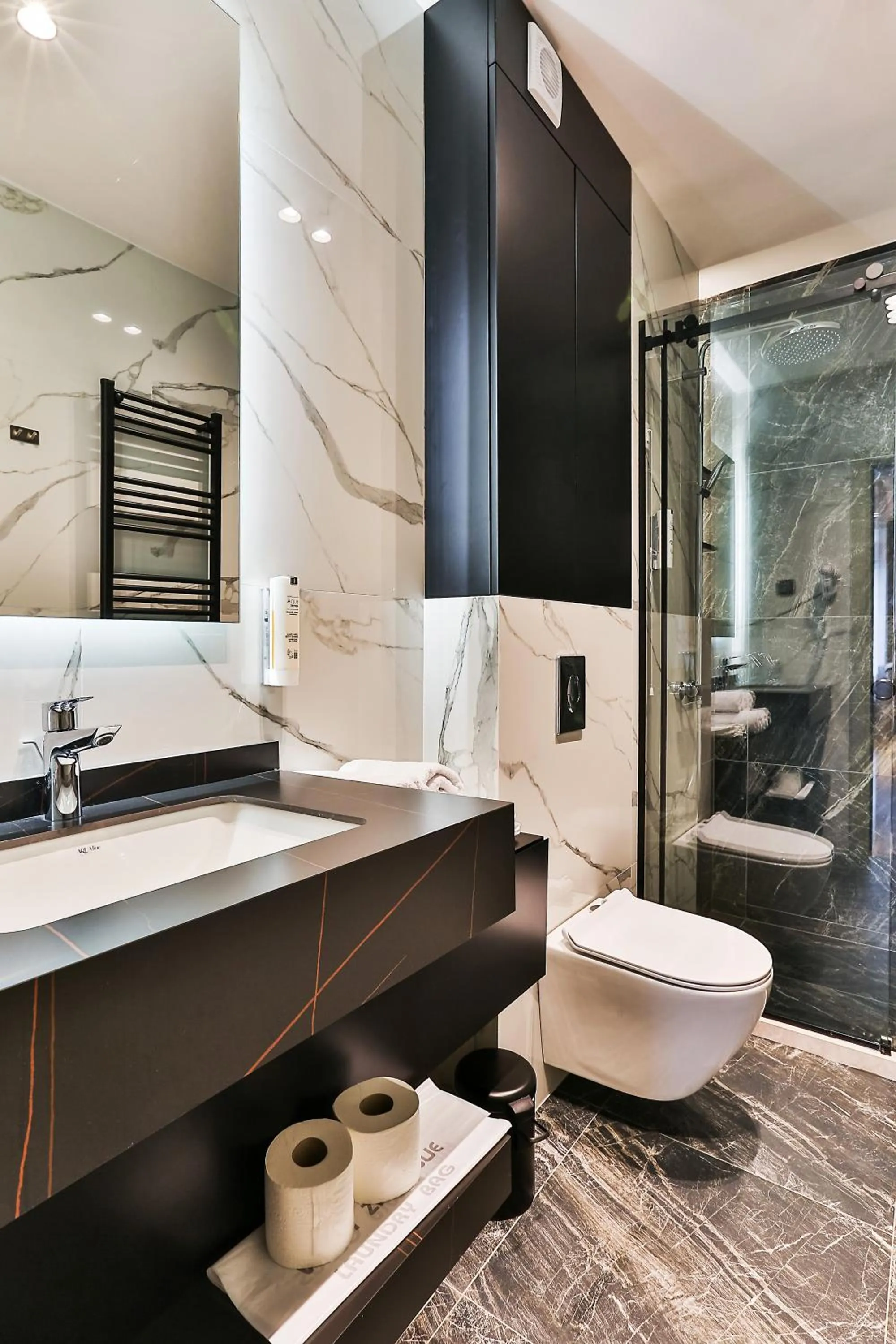 Shower in Hotel kingStone Budva