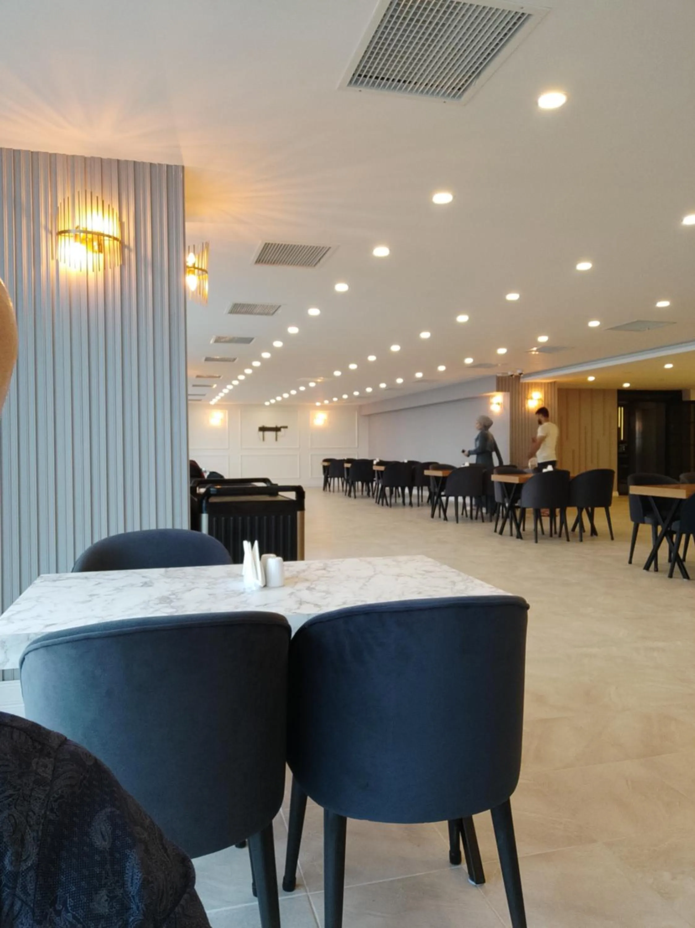 Restaurant/places to eat in Newarise Hotel