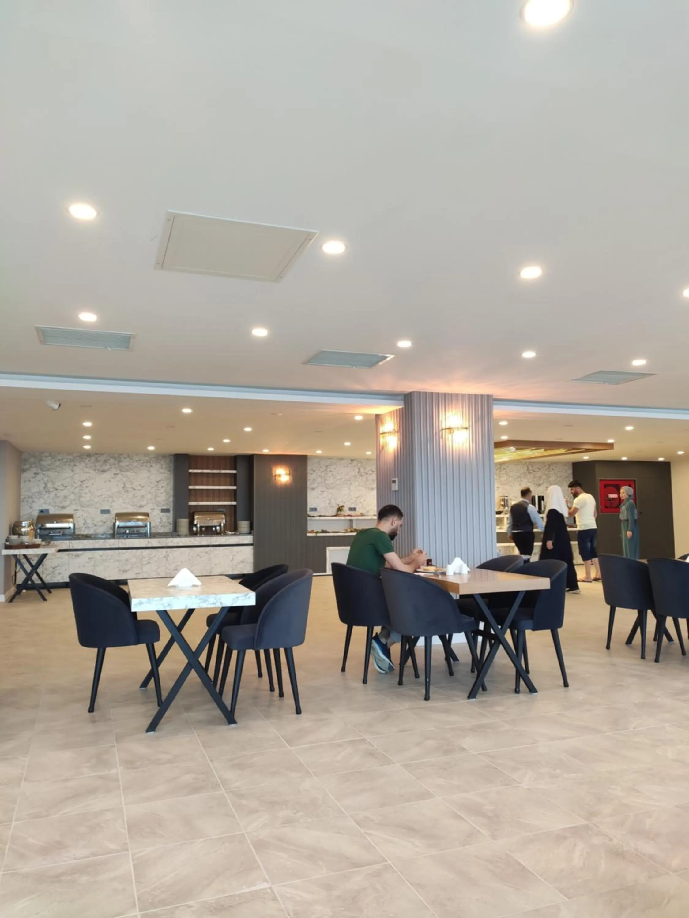 Restaurant/places to eat in Newarise Hotel