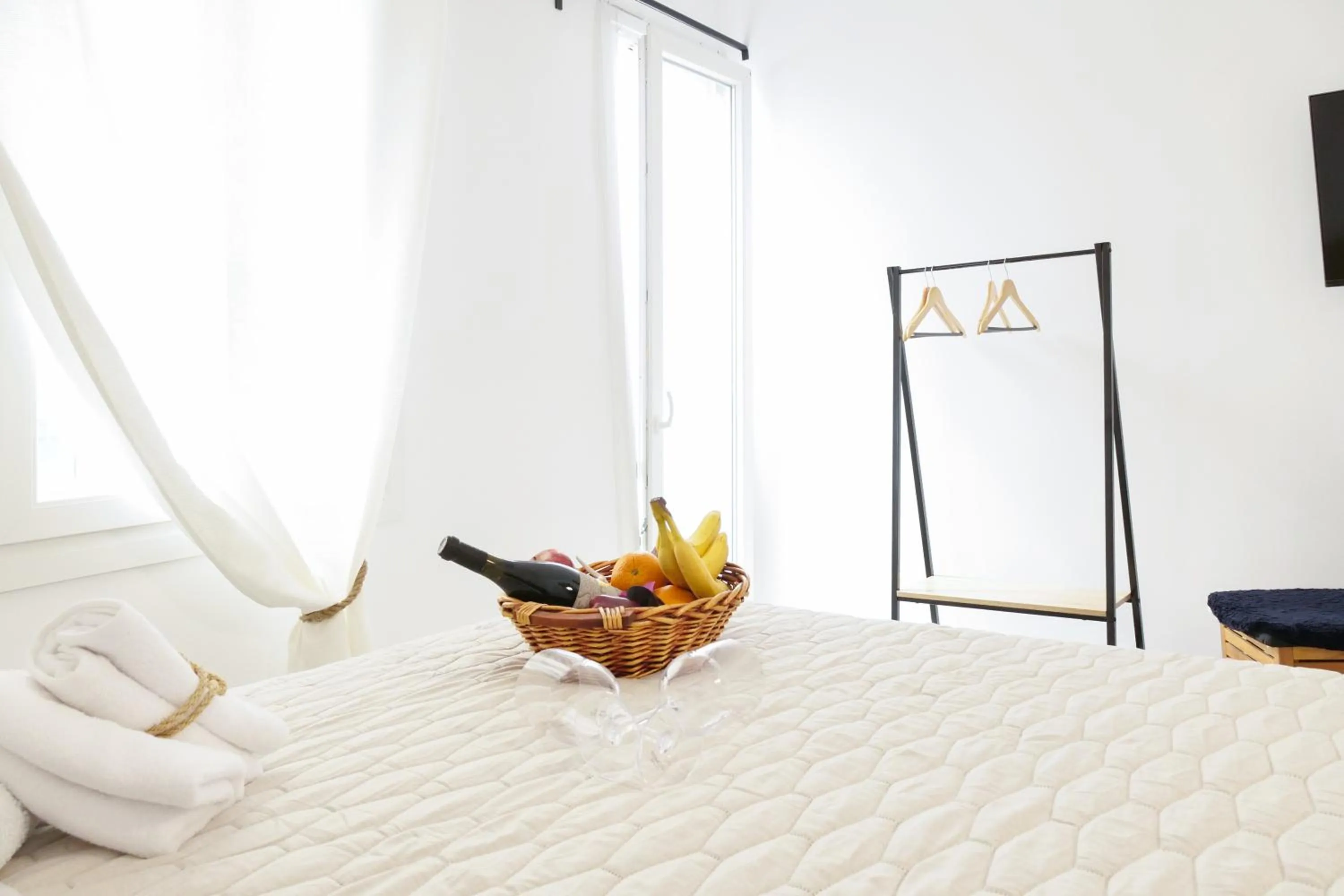 Photo of the whole room, Bed in Seabed Suites Mykonos