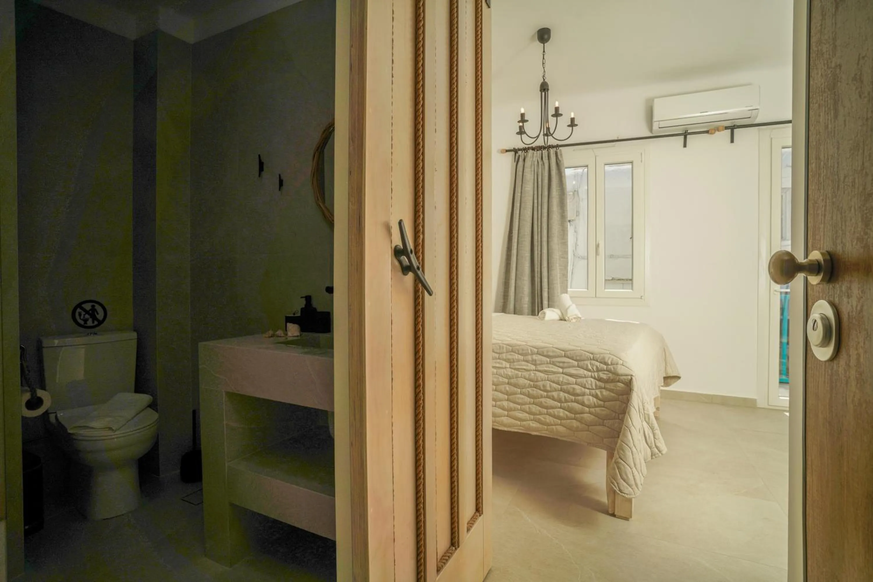 Toilet, Bed in Seabed Suites Mykonos