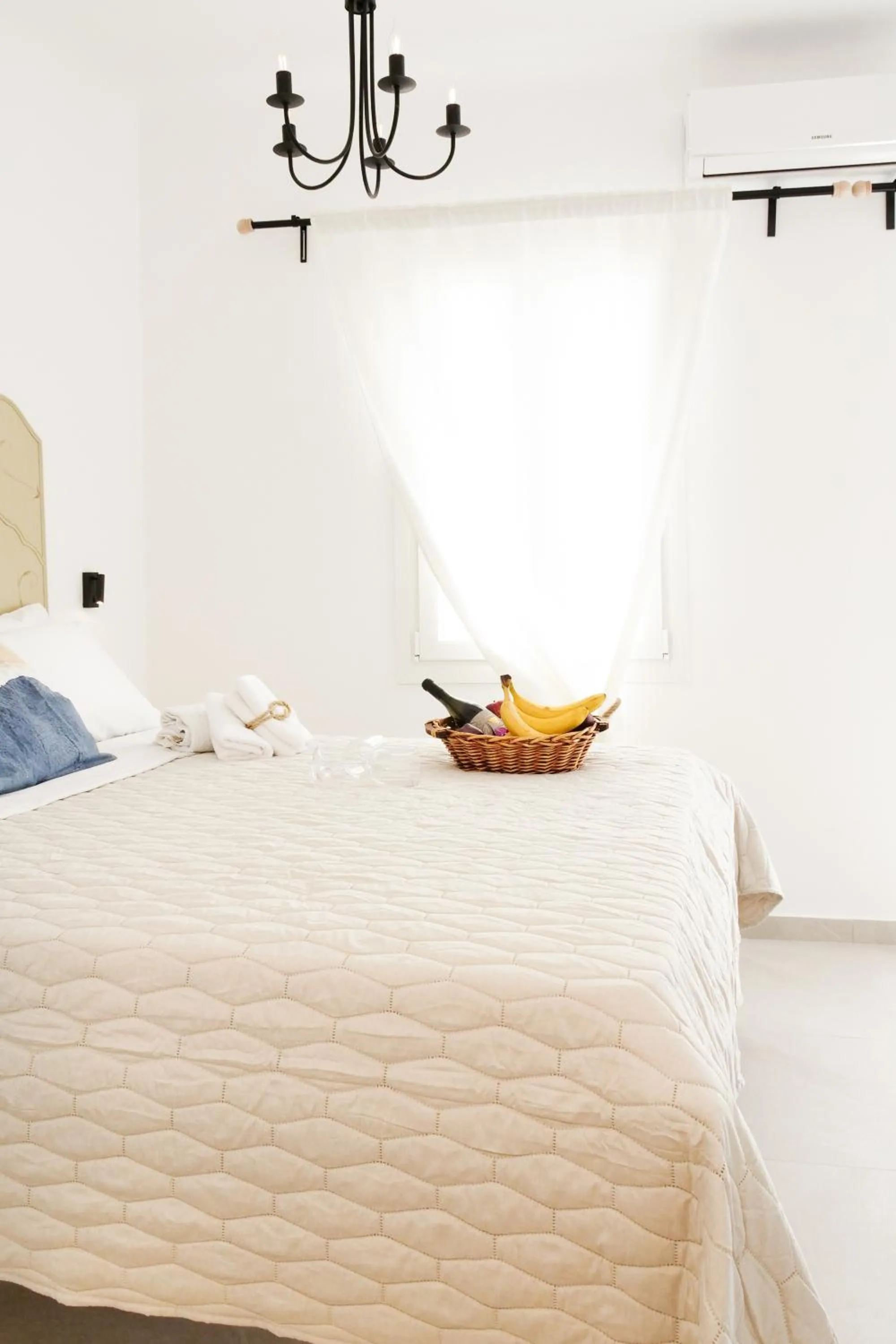 Bedroom, Bed in Seabed Suites Mykonos