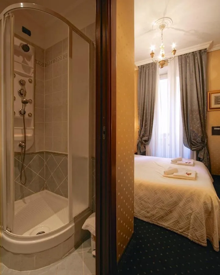 Shower, Bed in Vatican Holiday