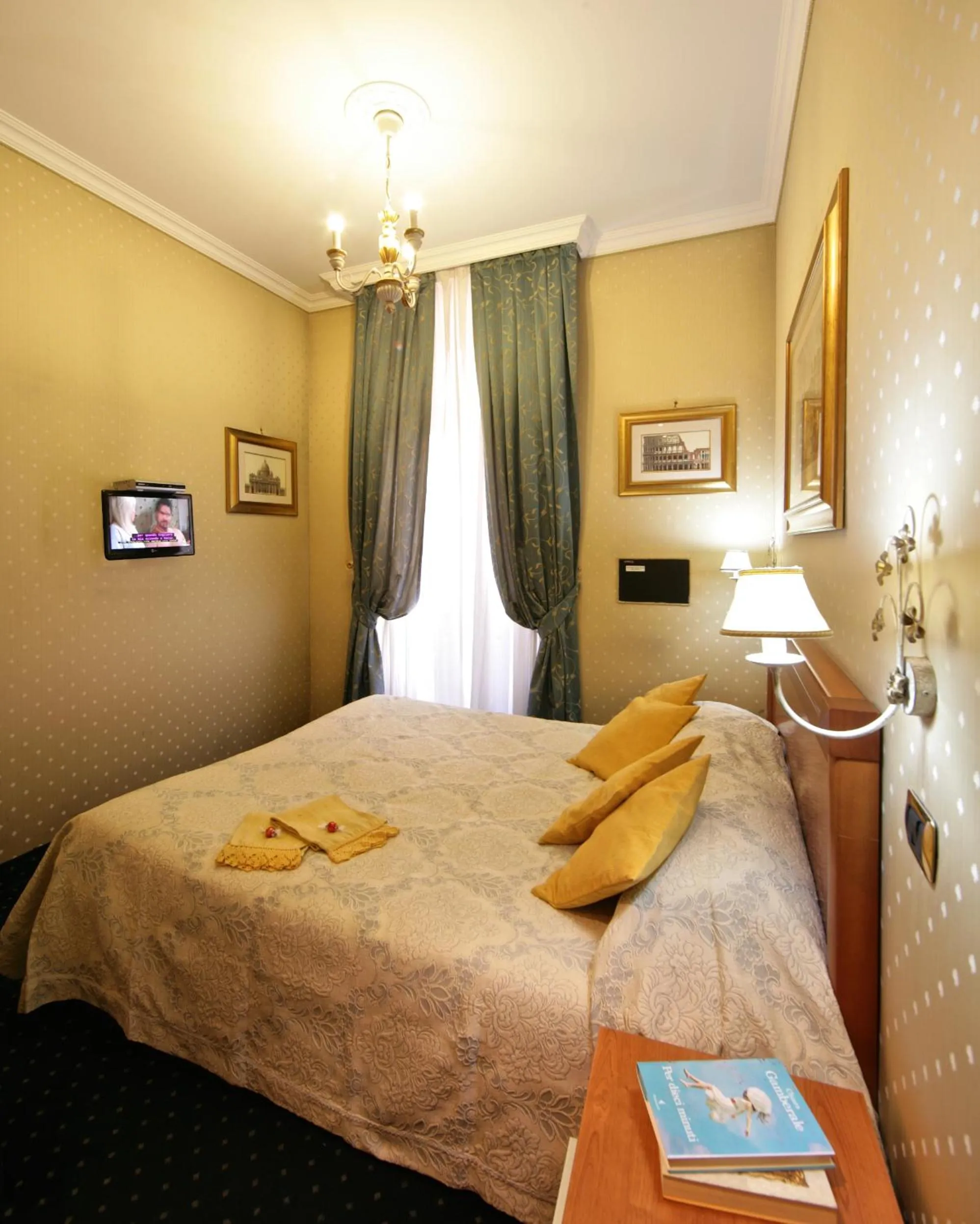 Bedroom, Bed in Vatican Holiday