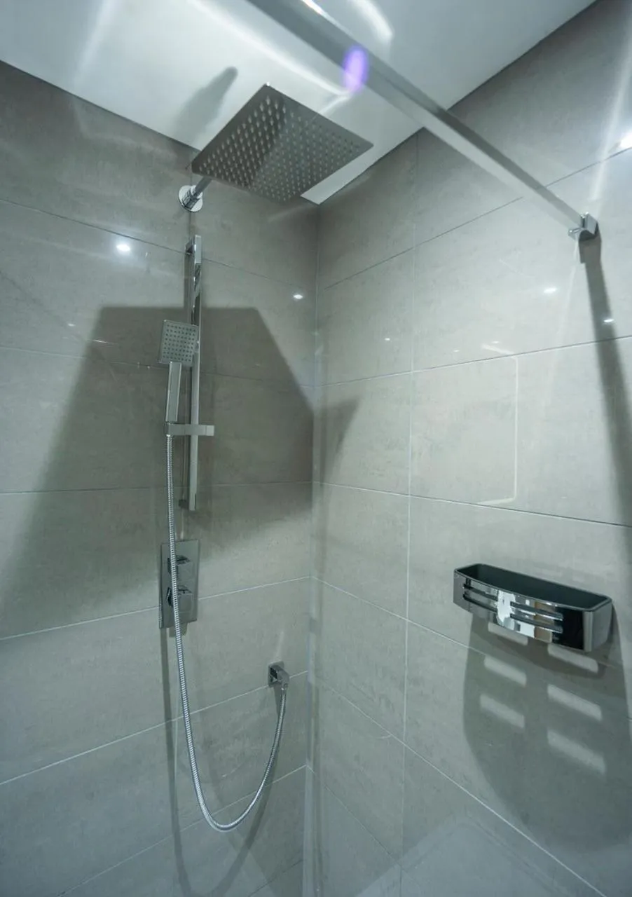 Bathroom in Heathmount Hotel