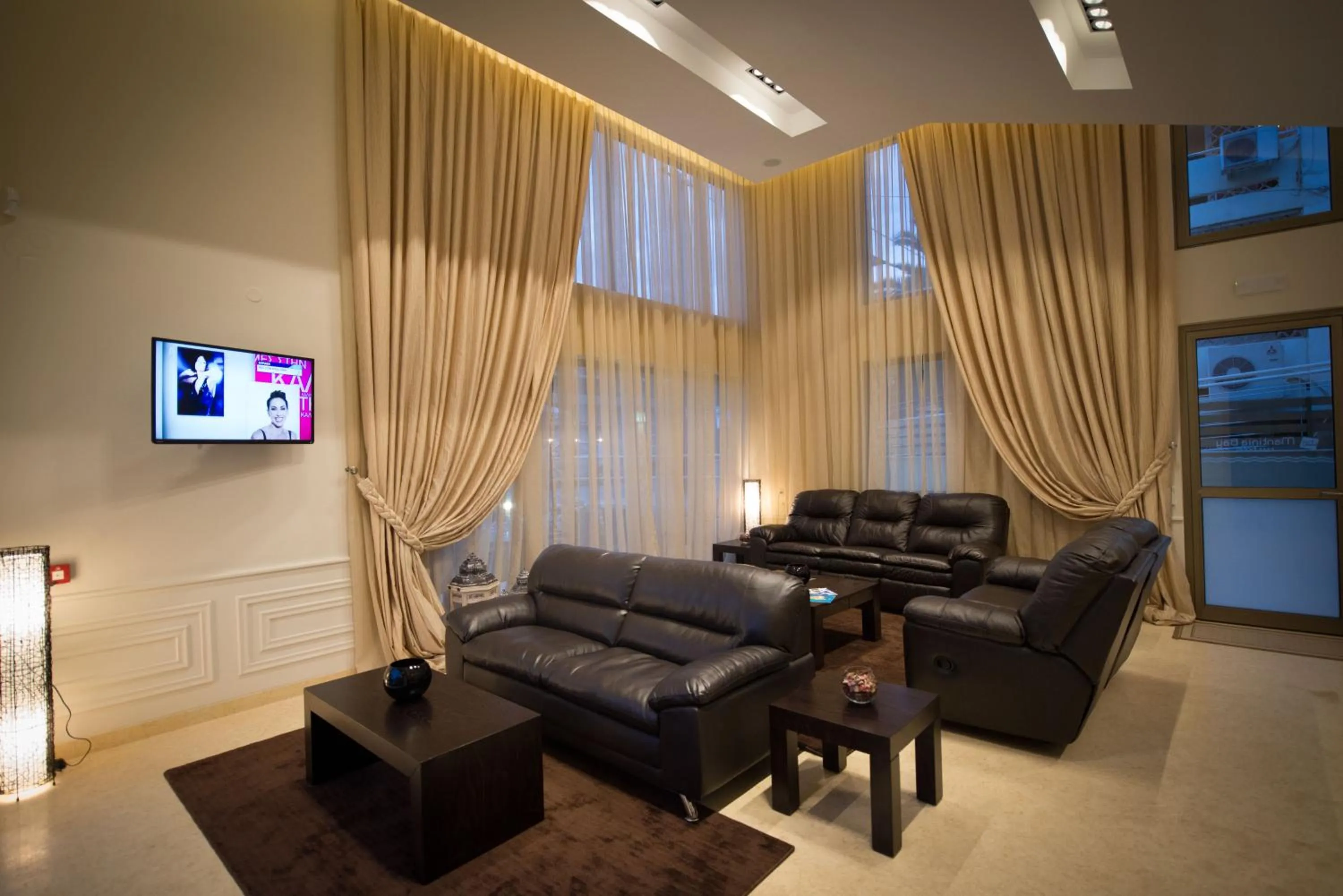 Communal lounge/ TV room in Mantinia Bay Hotel