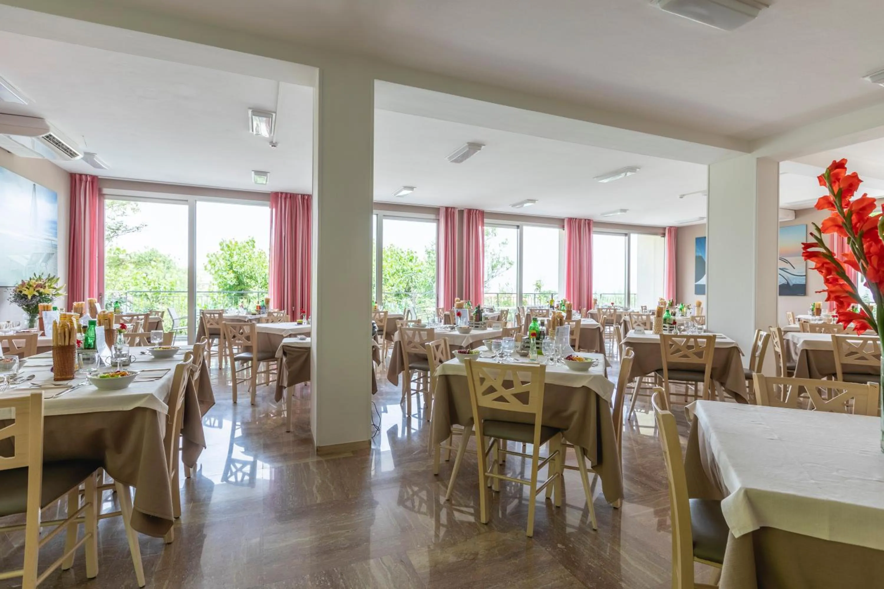 Restaurant/places to eat in Hotel Silver