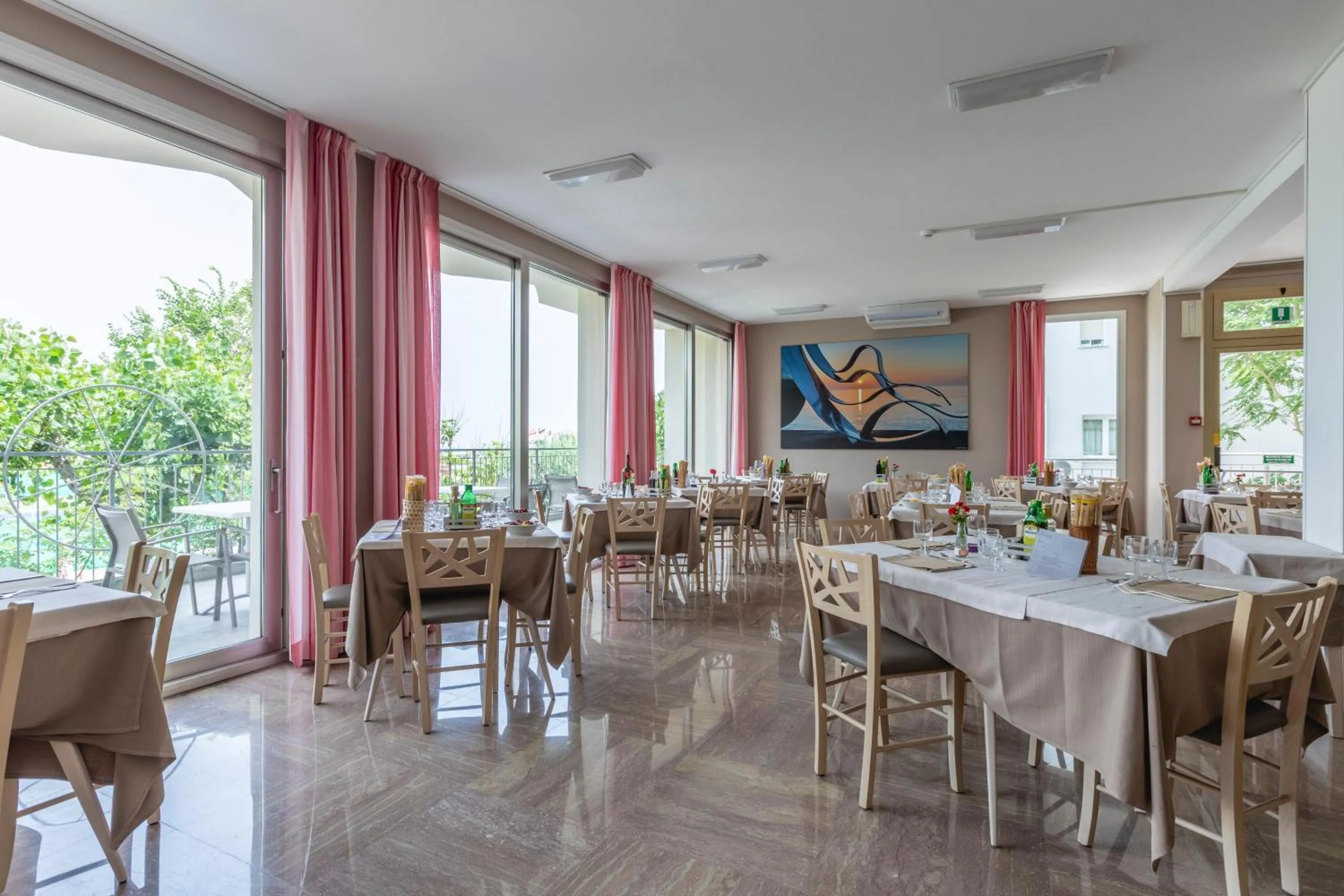 Restaurant/places to eat in Hotel Silver