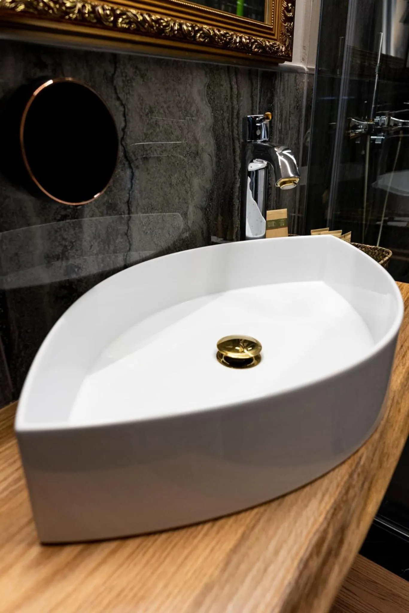 Queen Cattleya Suite