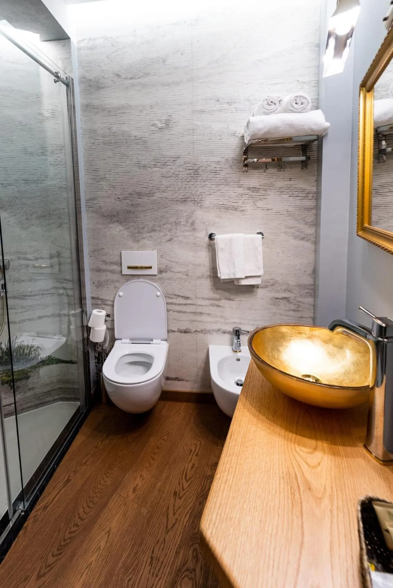 Queen Cattleya Suite