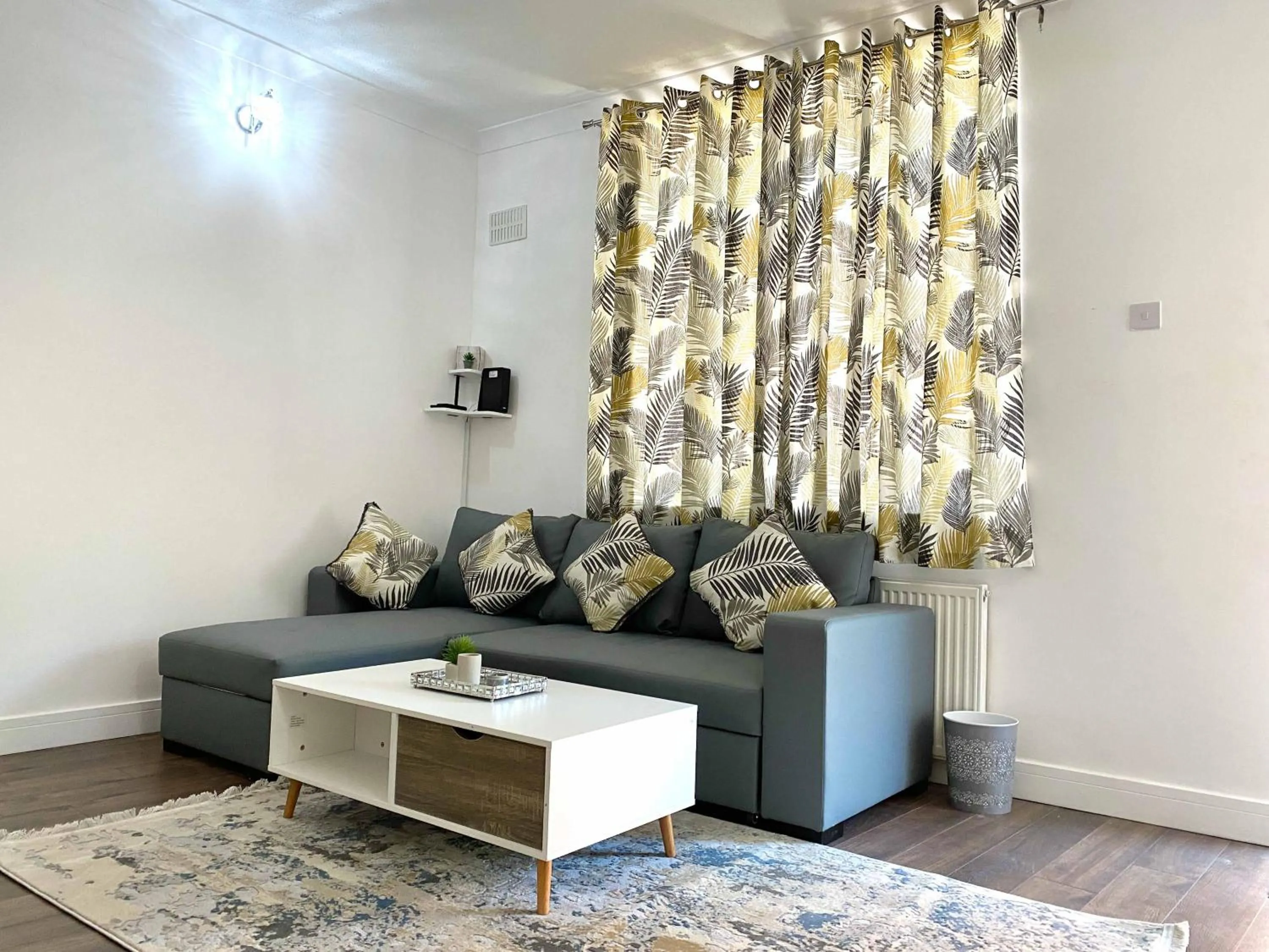 Living room in 2 Bed Town Centre Nr Theatre Free Park Wi-Fi & garden