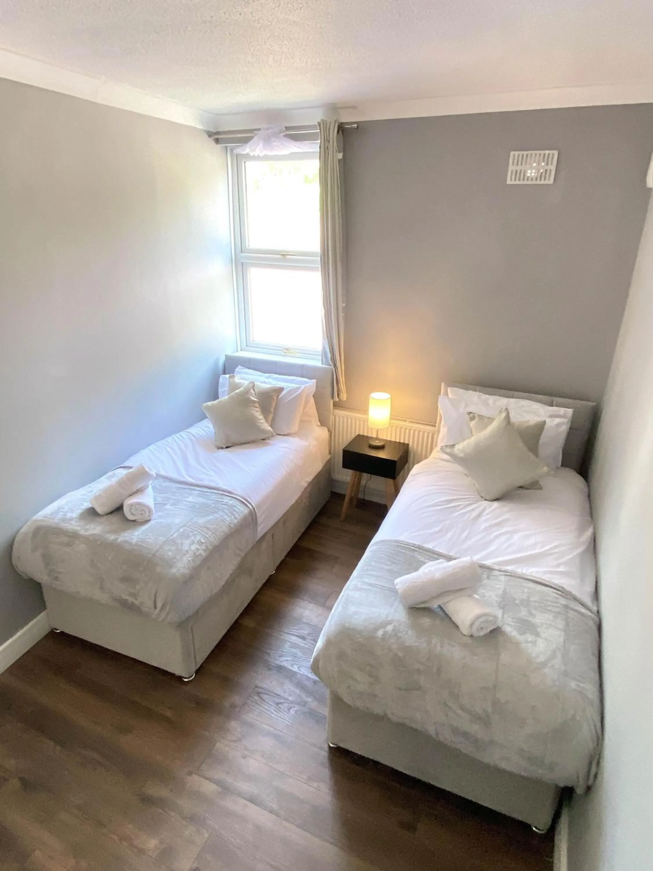 Bedroom, Bed in 2 Bed Town Centre Nr Theatre Free Park Wi-Fi & garden