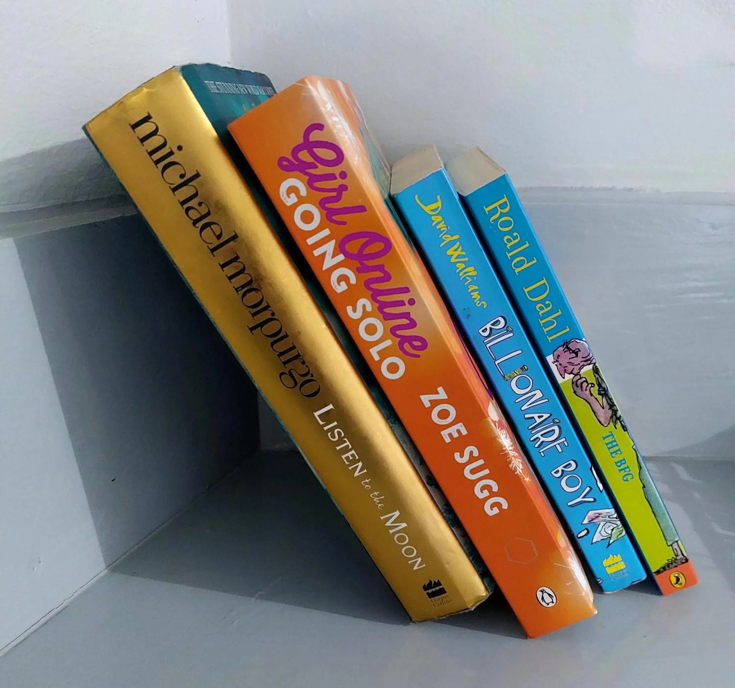 Library in 2 Bed Town Centre Nr Theatre Free Park Wi-Fi & garden