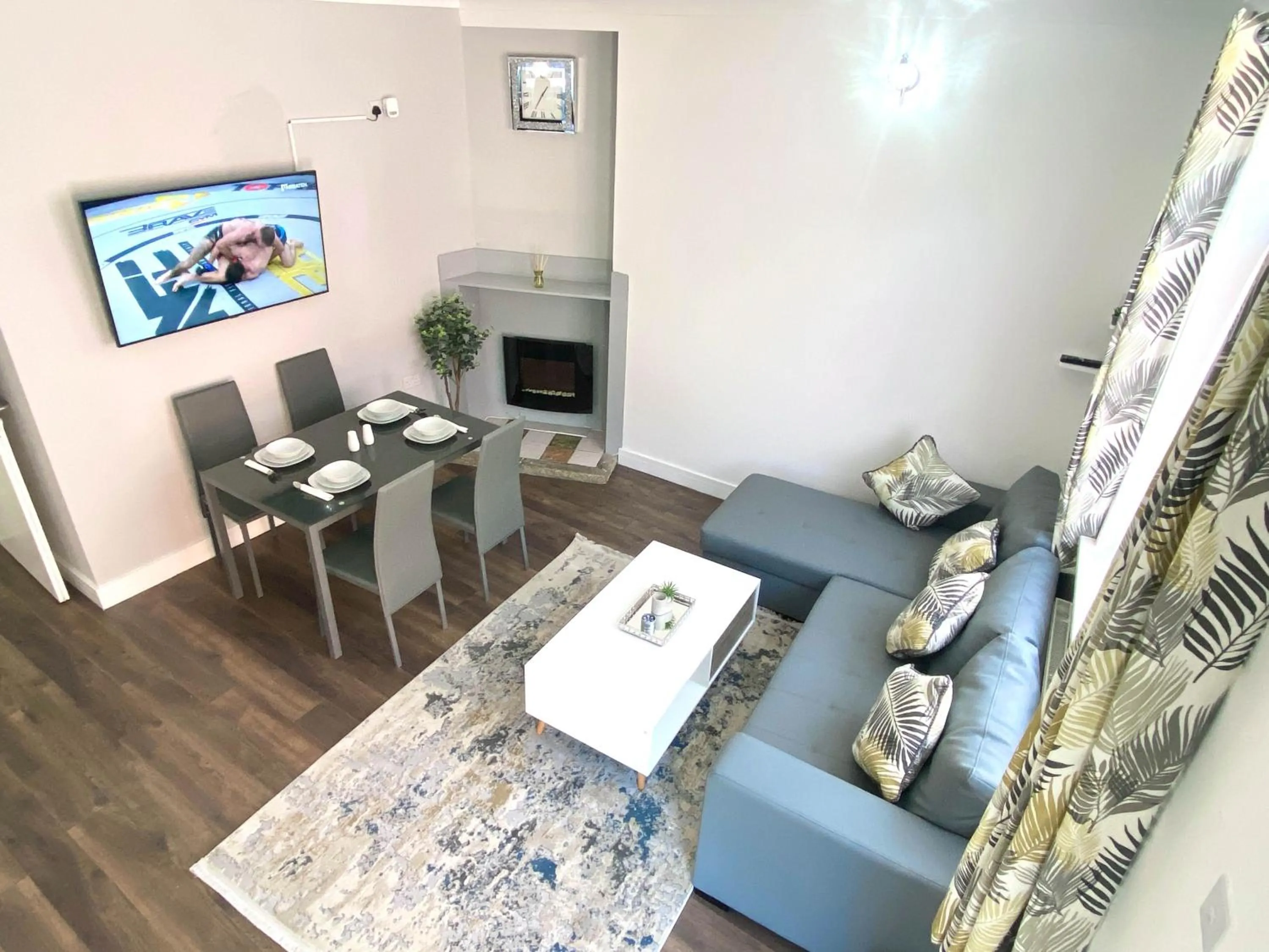 Communal lounge/ TV room in 2 Bed Town Centre Nr Theatre Free Park Wi-Fi & garden