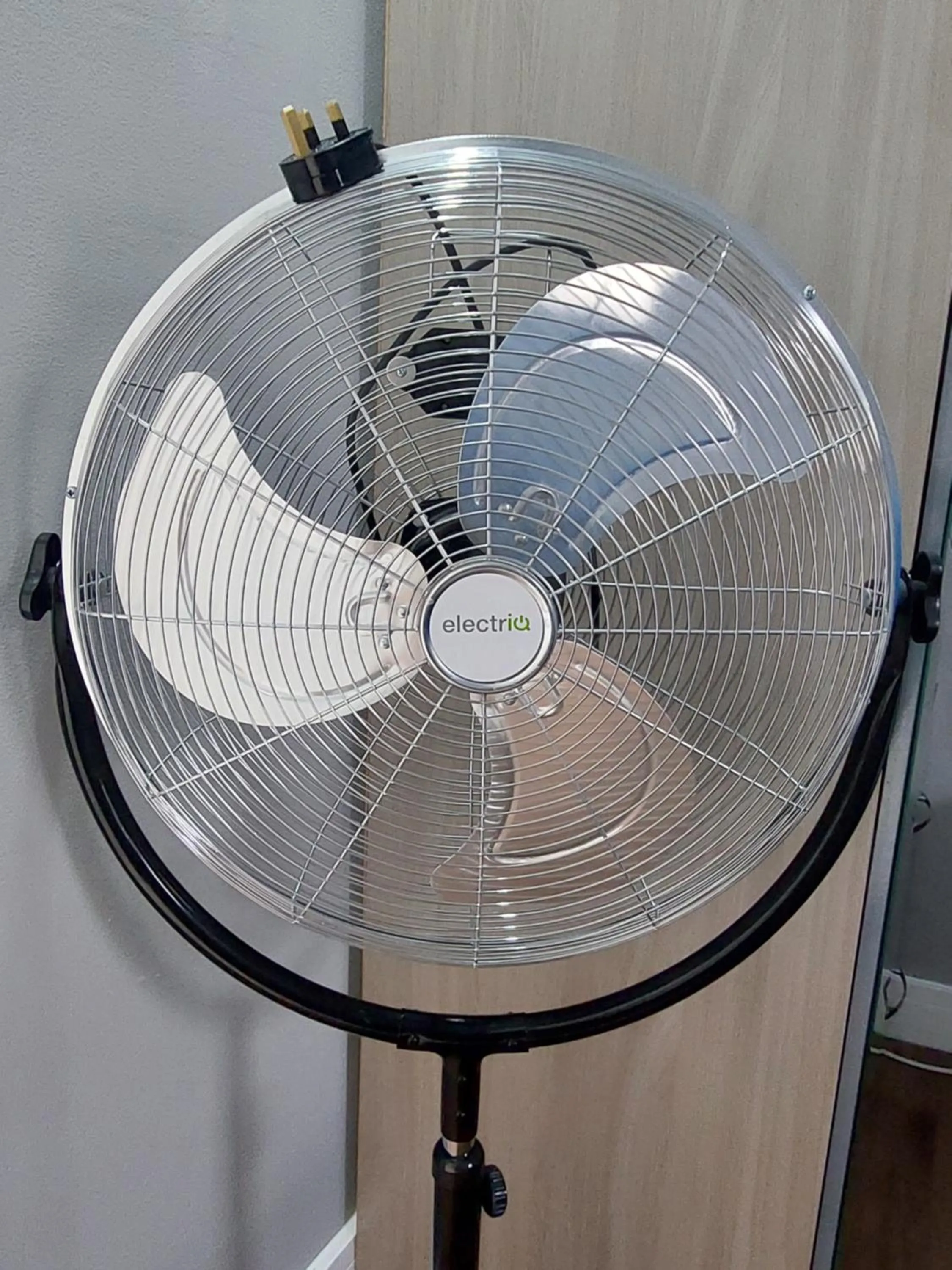 fireplace in 2 Bed Town Centre Nr Theatre Free Park Wi-Fi & garden