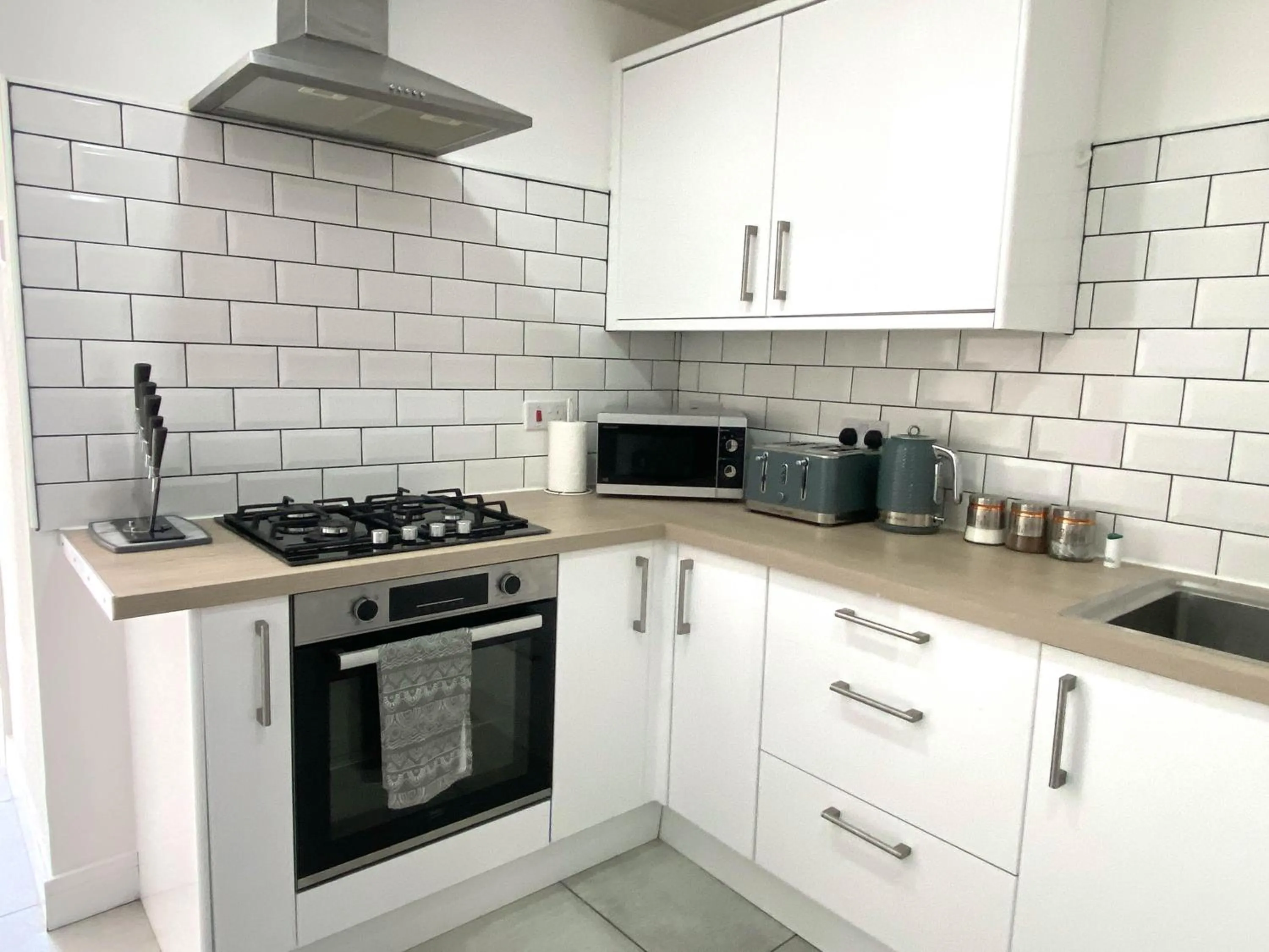 Coffee/tea facilities in 2 Bed Town Centre Nr Theatre Free Park Wi-Fi & garden