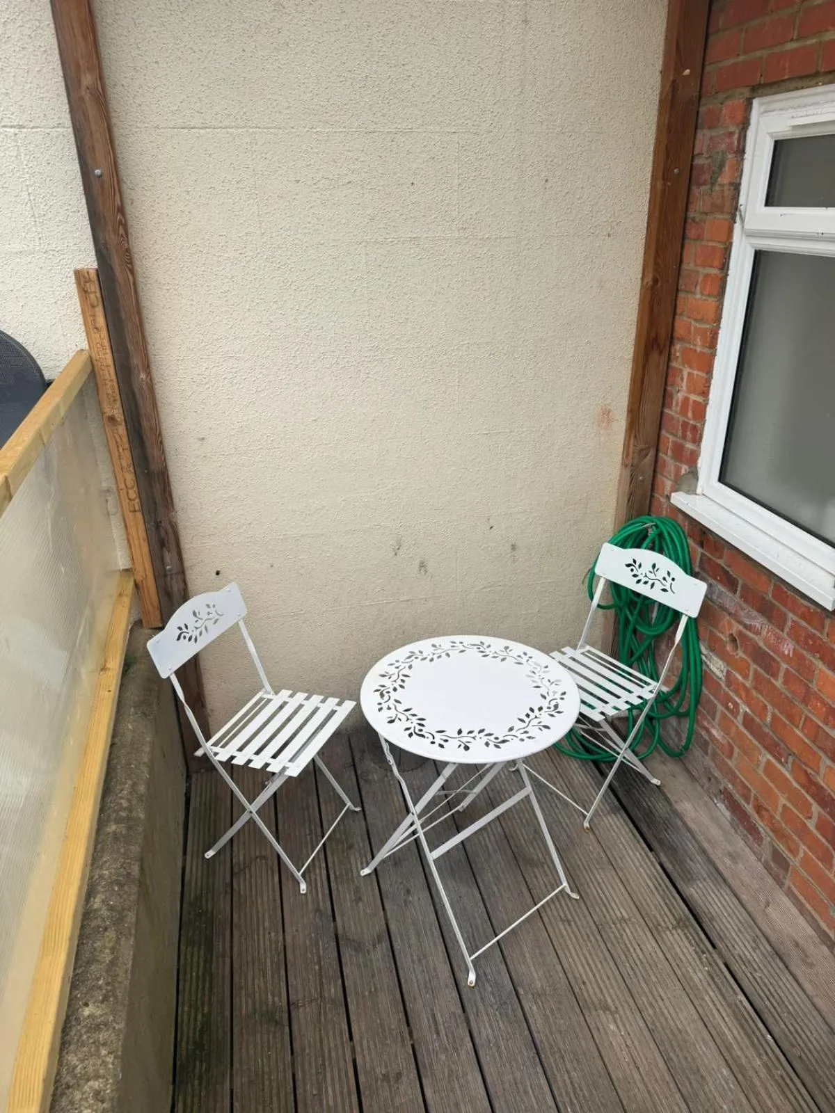 Patio in 2 Bed Town Centre Nr Theatre Free Park Wi-Fi & garden