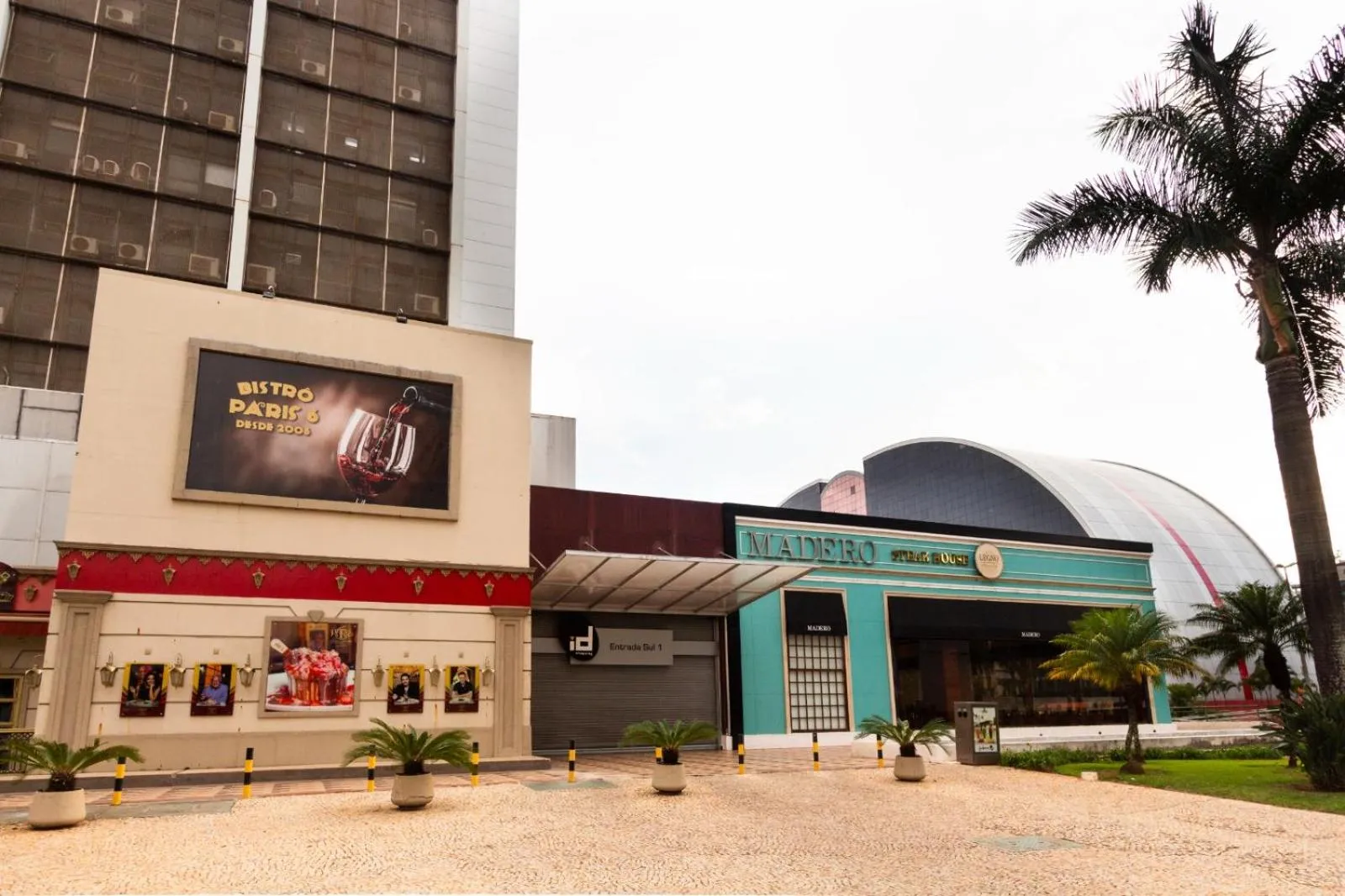 Restaurant/places to eat in Apartamento, Nobile Suítes Monumental , localização e conforto