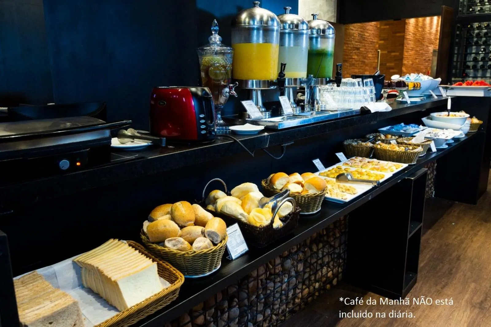 Restaurant/places to eat in Apartamento, Nobile Suítes Monumental , localização e conforto