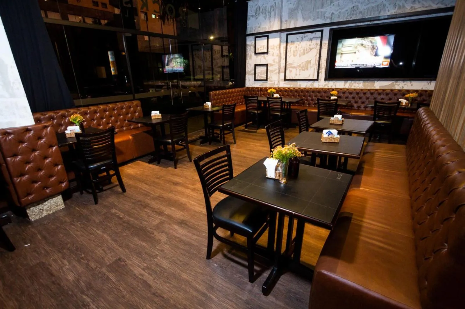 Restaurant/places to eat in Apartamento, Nobile Suítes Monumental , localização e conforto