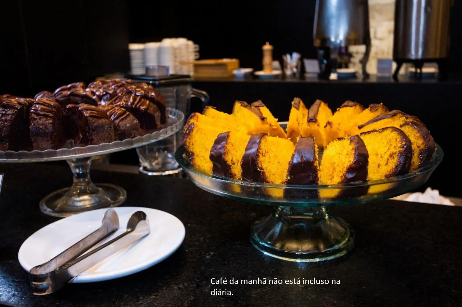 Restaurant/places to eat in Apartamento, Nobile Suítes Monumental , localização e conforto