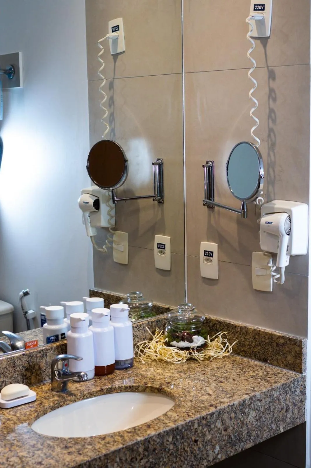 Bathroom in Apartamento, Nobile Suítes Monumental , localização e conforto