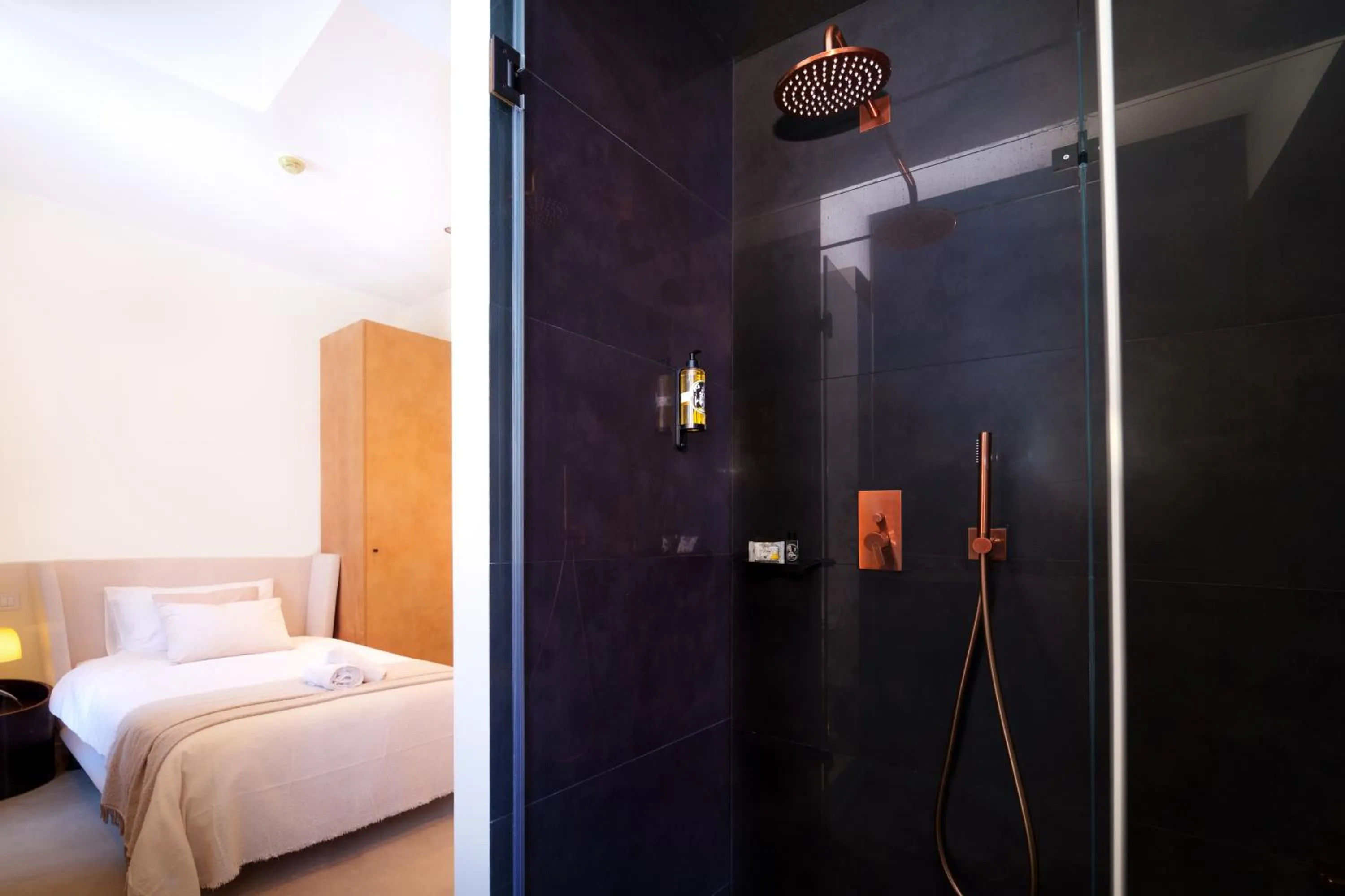 Shower, Bed in Golden Lisbon Hotel