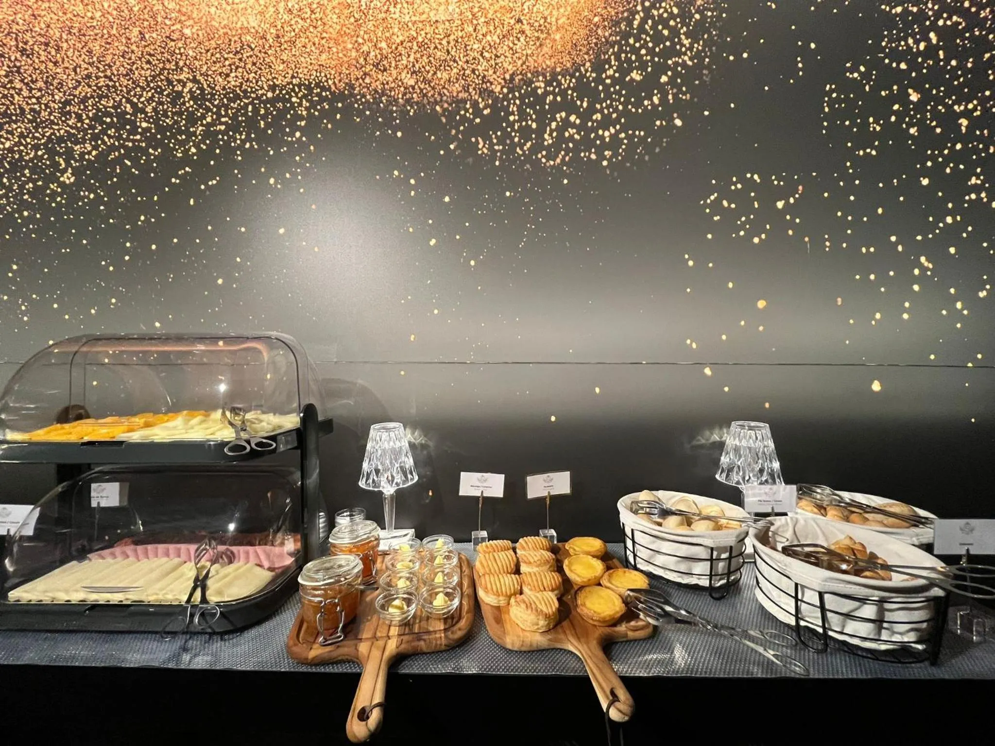 Restaurant/places to eat in Golden Lisbon Hotel