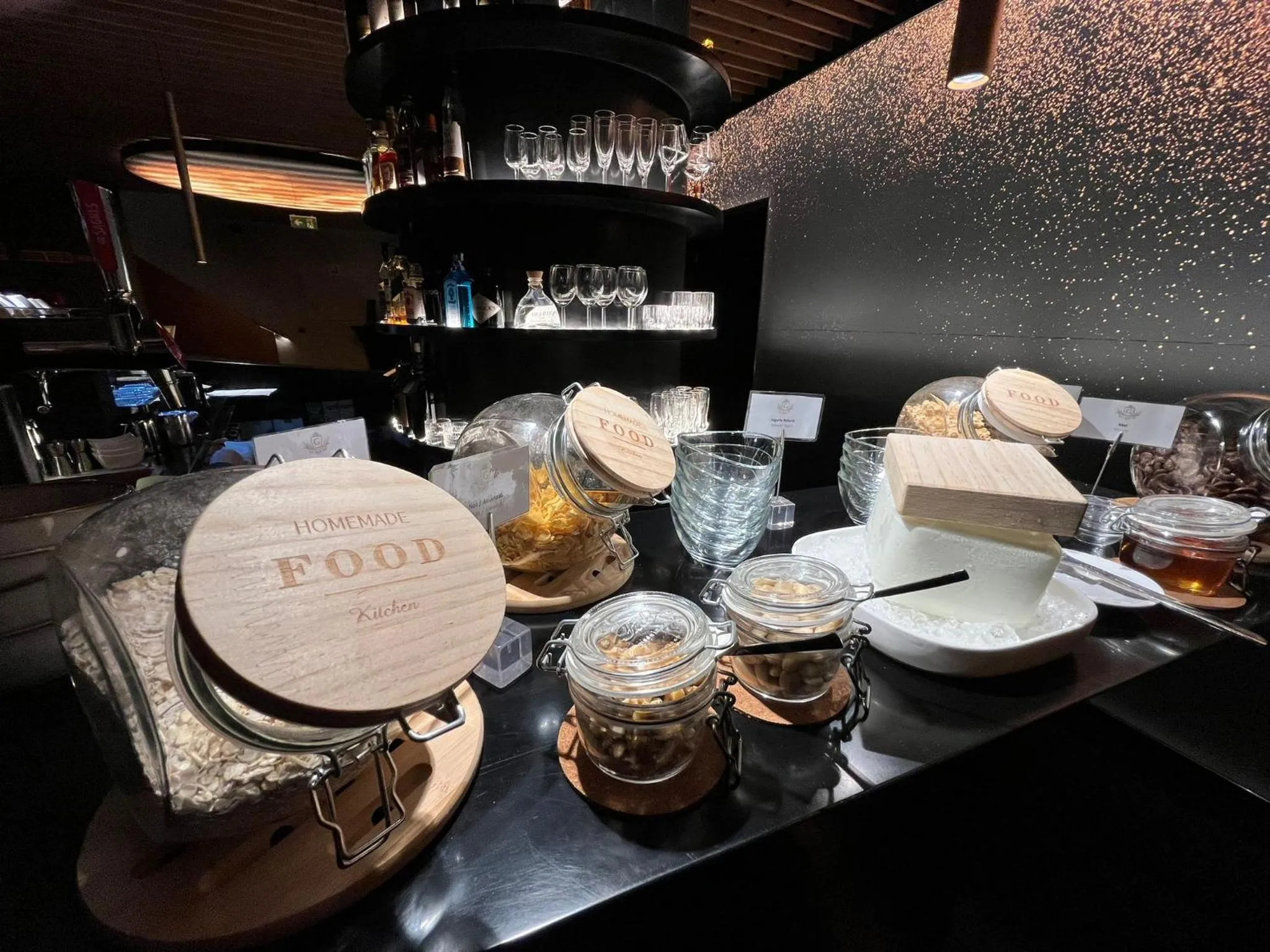 Restaurant/places to eat in Golden Lisbon Hotel