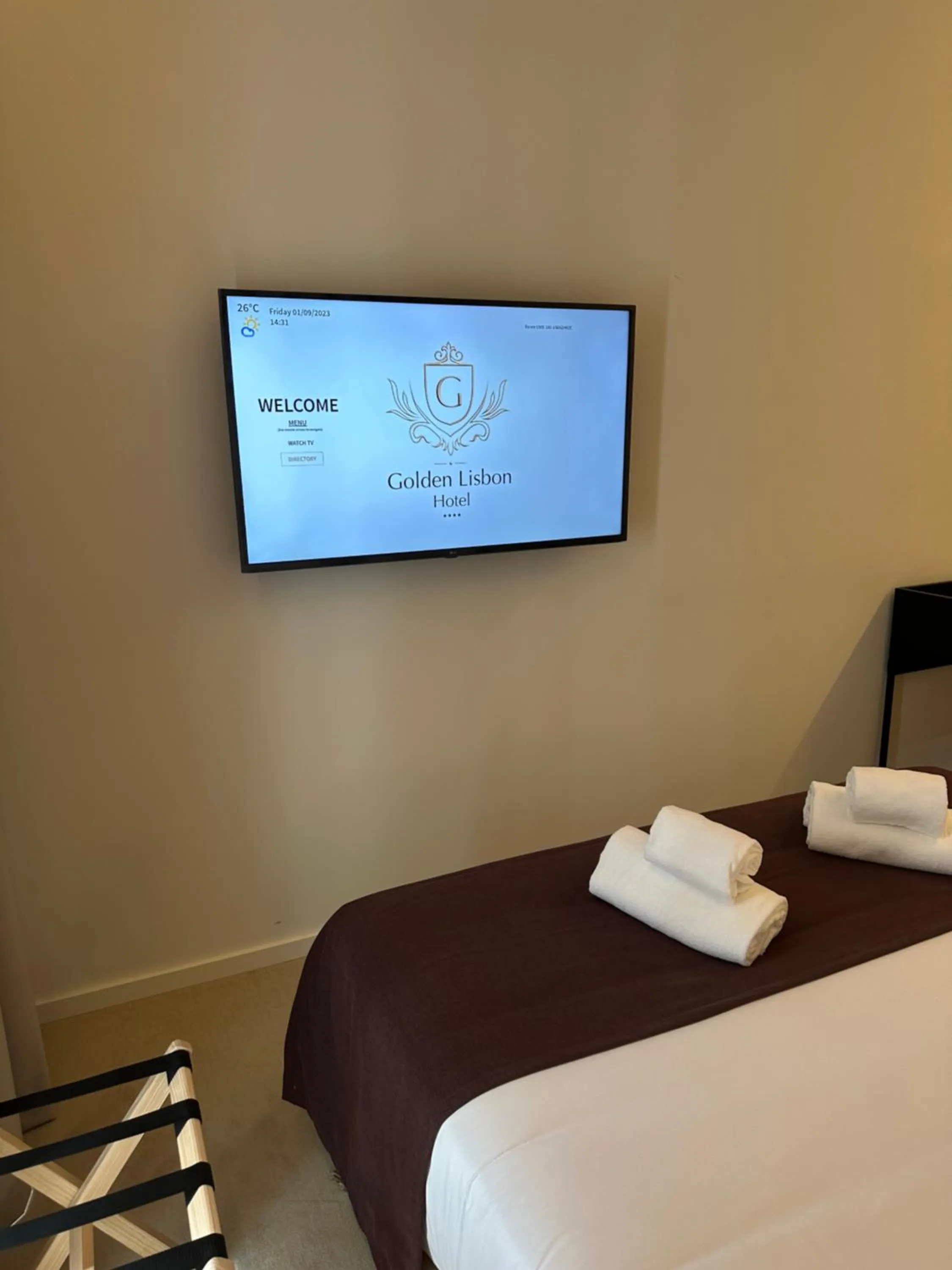 TV and multimedia, Bed in Golden Lisbon Hotel