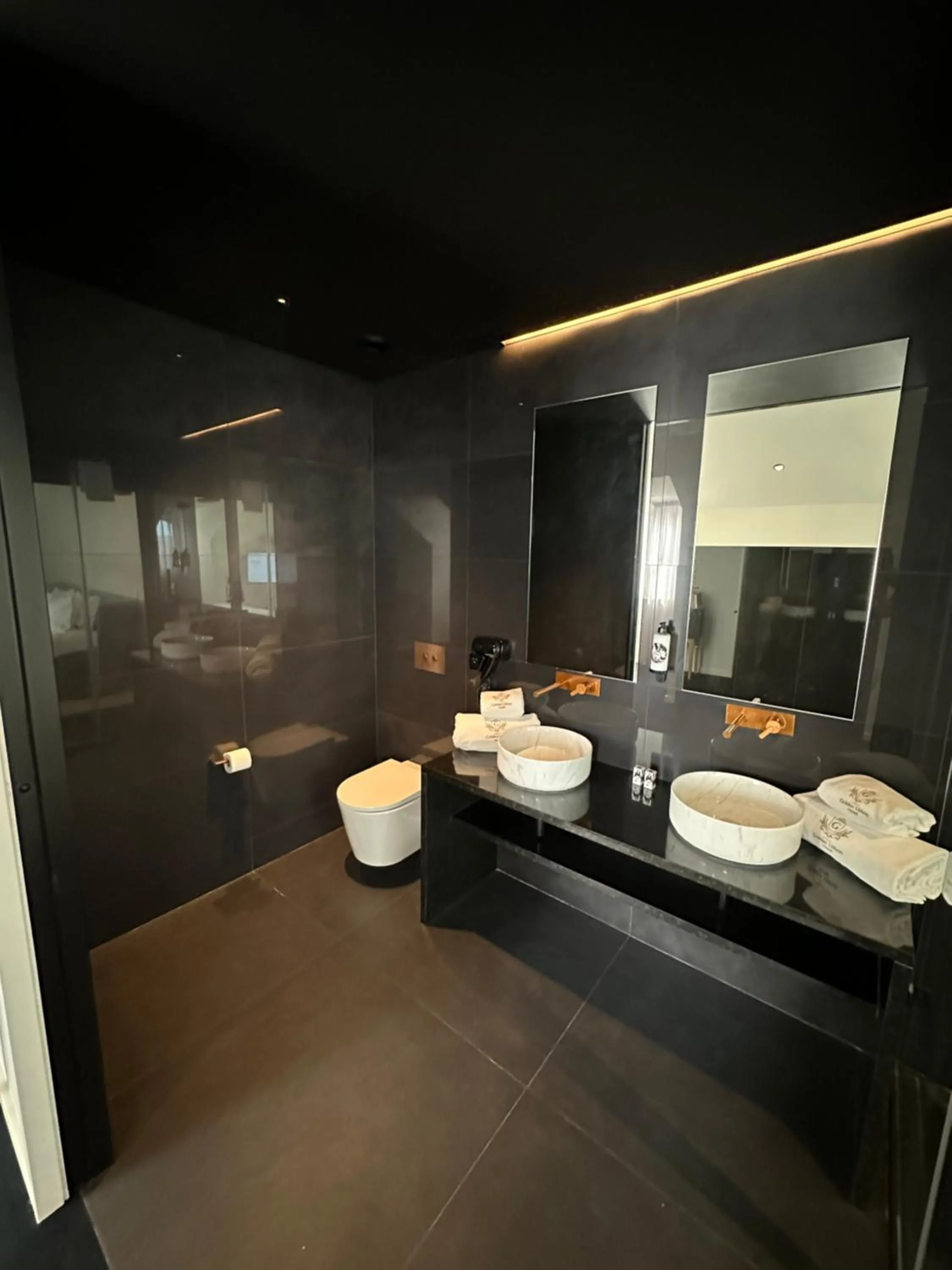 Toilet in Golden Lisbon Hotel