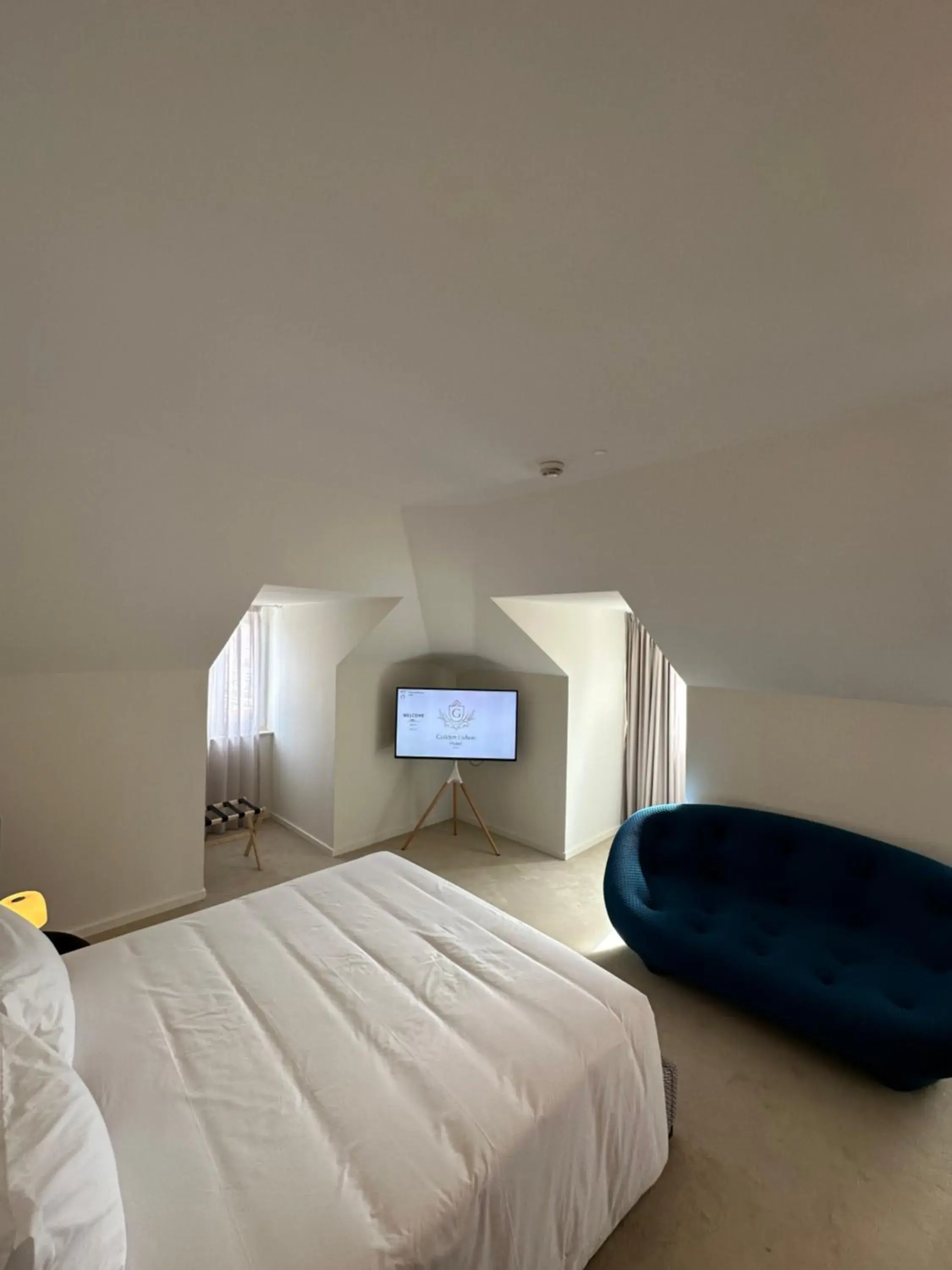 TV and multimedia, Bed in Golden Lisbon Hotel TV and multimedia, Bed in Golden Lisbon Hotel