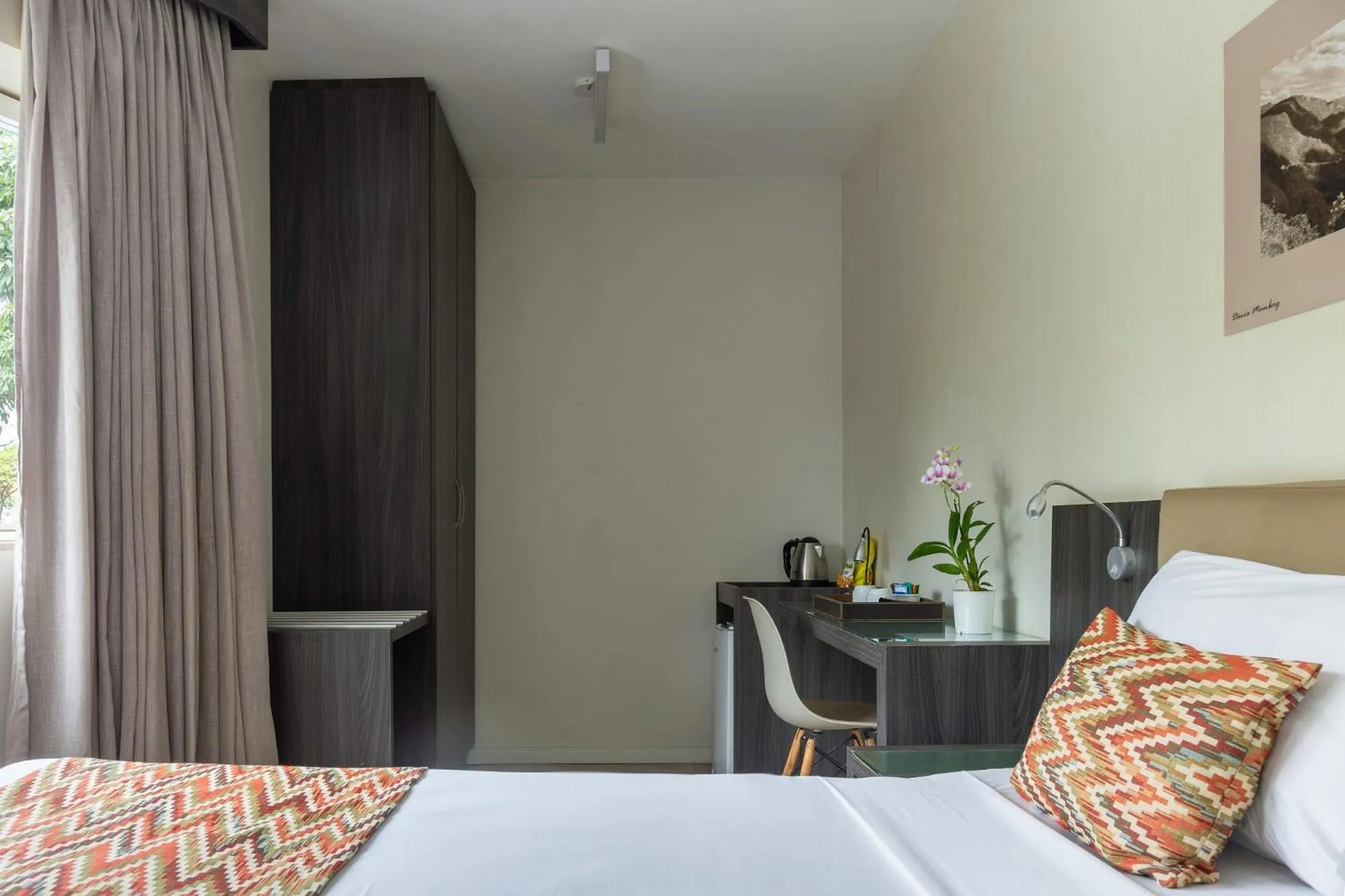 Coffee/tea facilities, Bed in CHA Pampulha Design Hotel