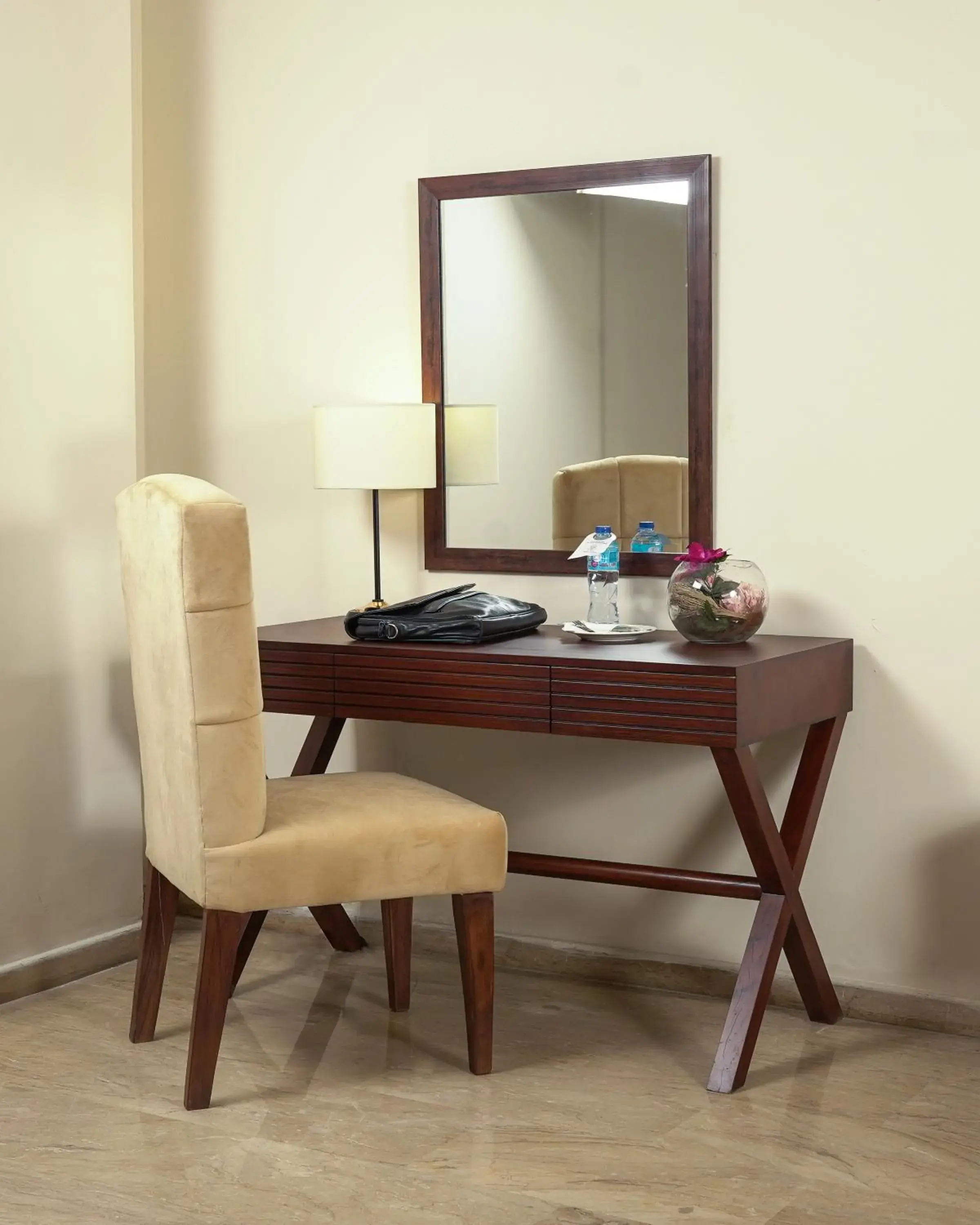 Living room in Faletti's Express- Shimla Hill Living room in Faletti's Express- Shimla Hill