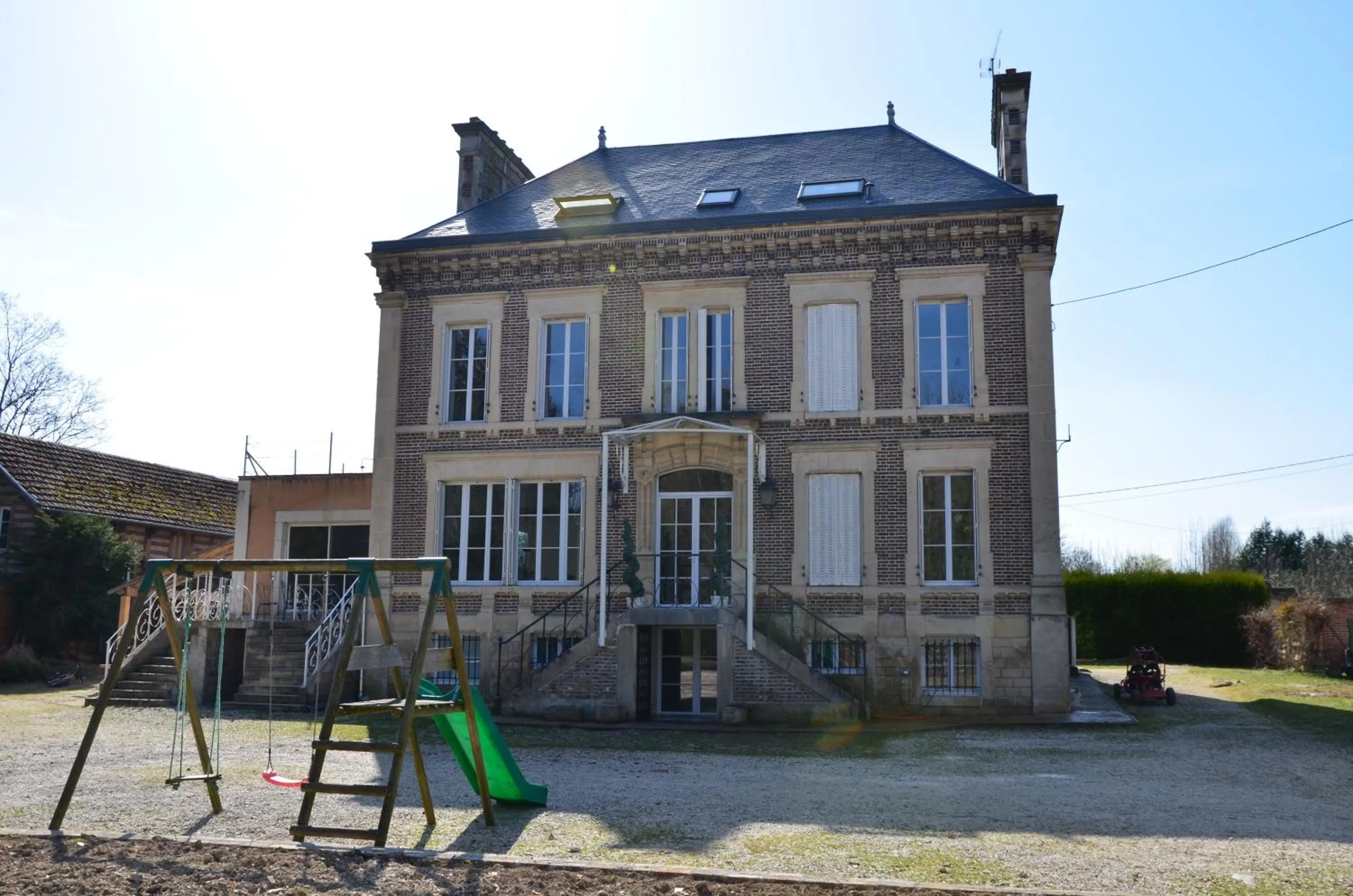 Property building in Le Betrot
