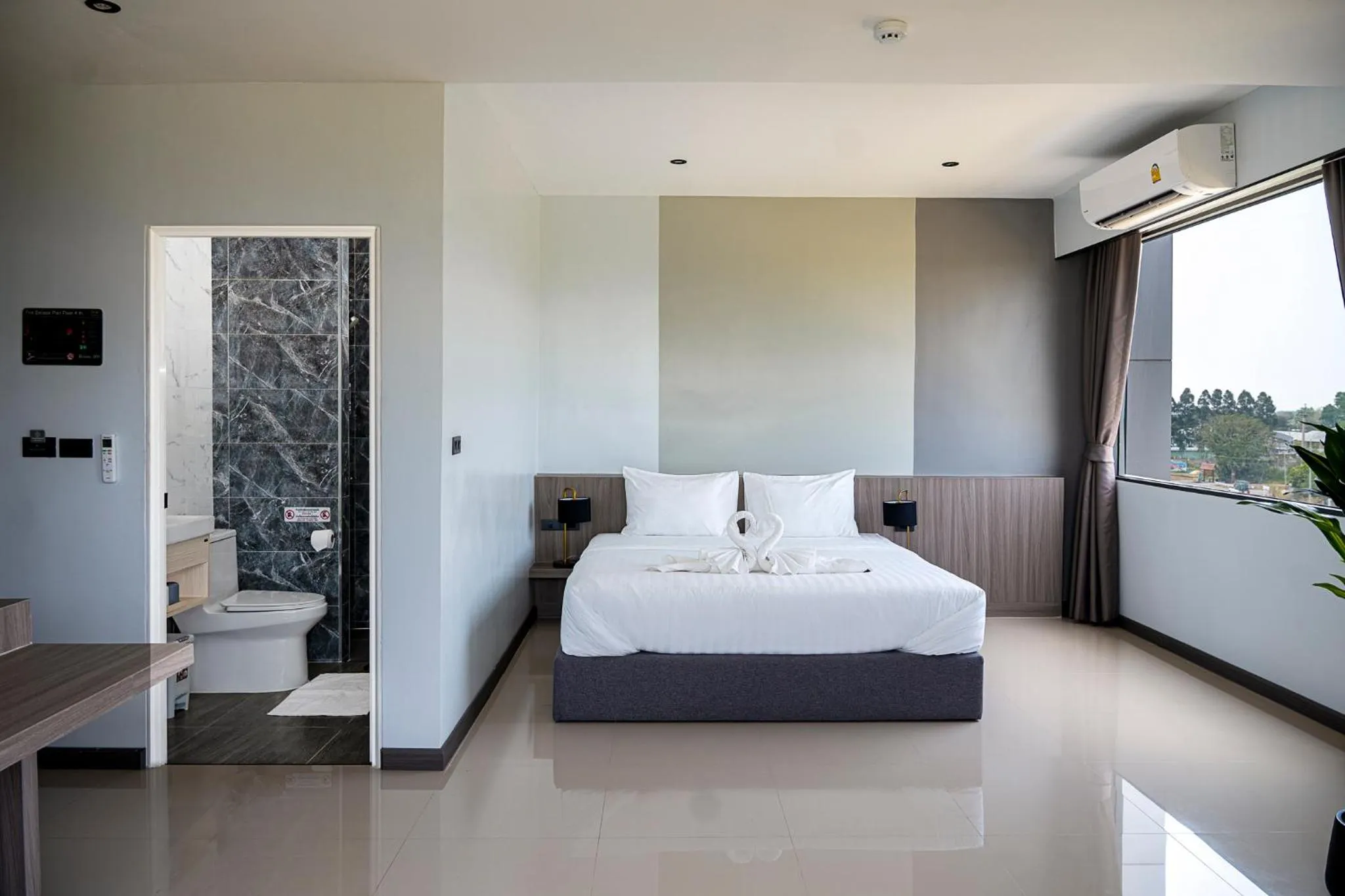 Bedroom, Bed in YSW Hotel Lopburi