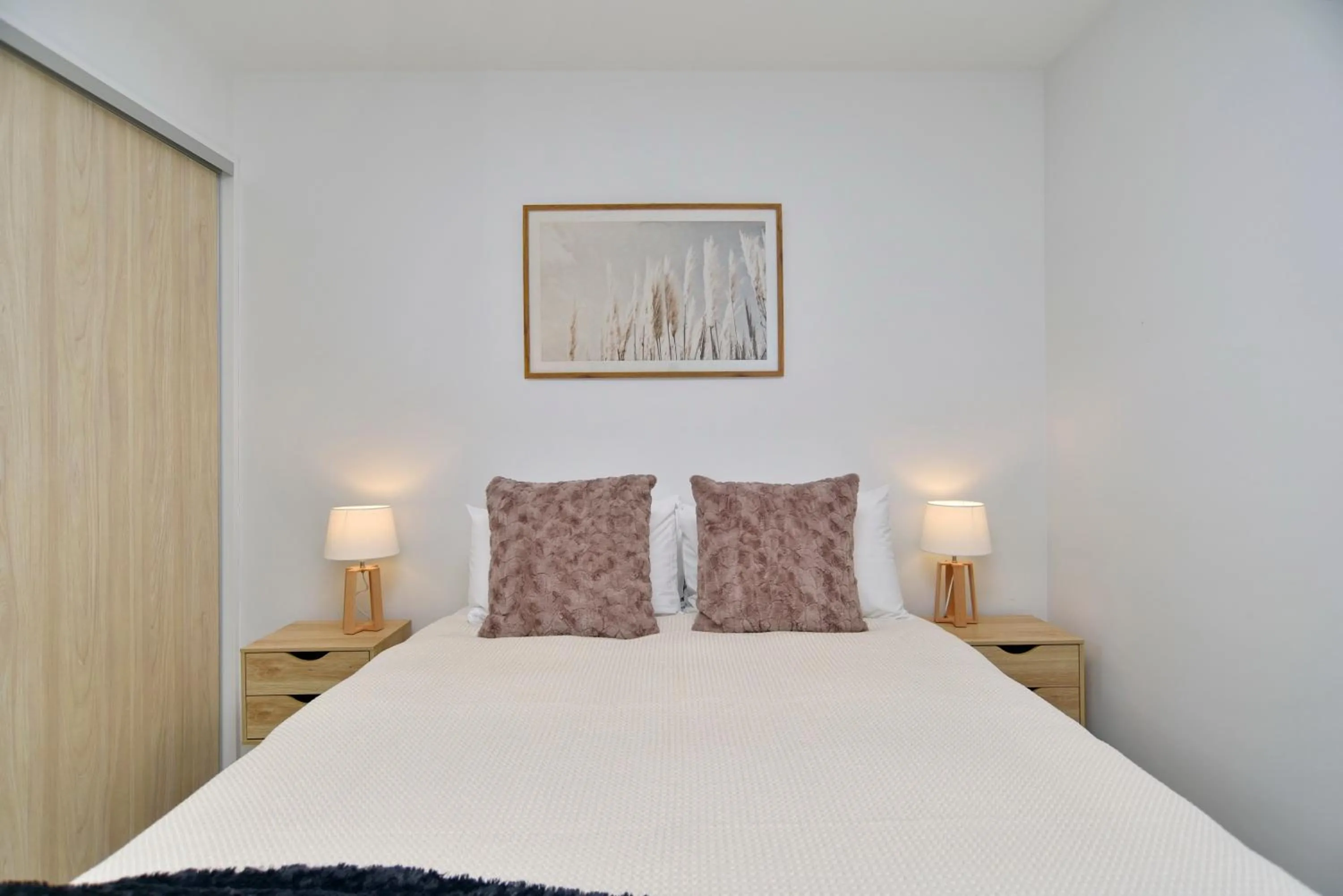 Bed in Worcester Terrace One - Christchurch Holiday Homes