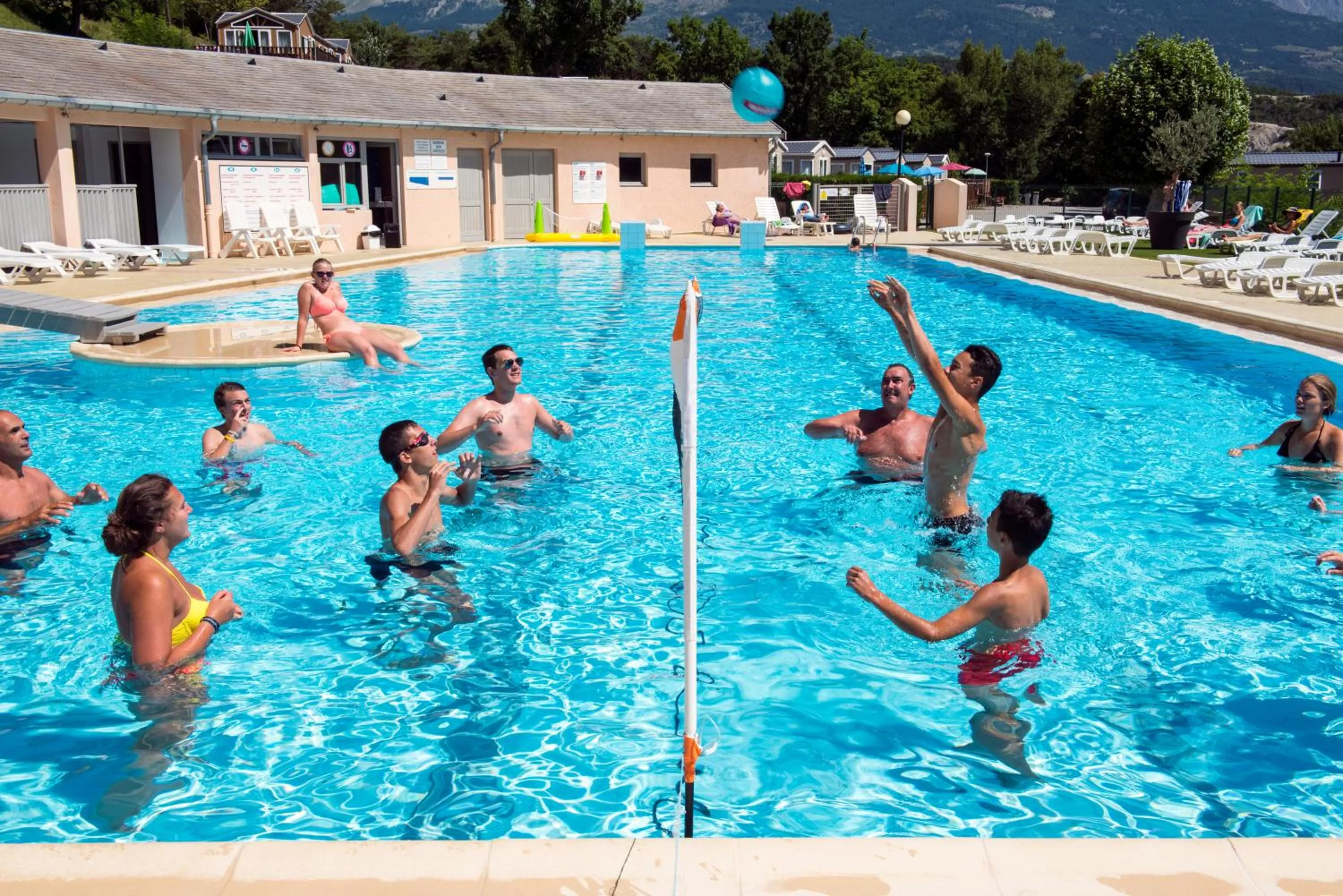 Swimming pool in L'Ecrin du Lac
