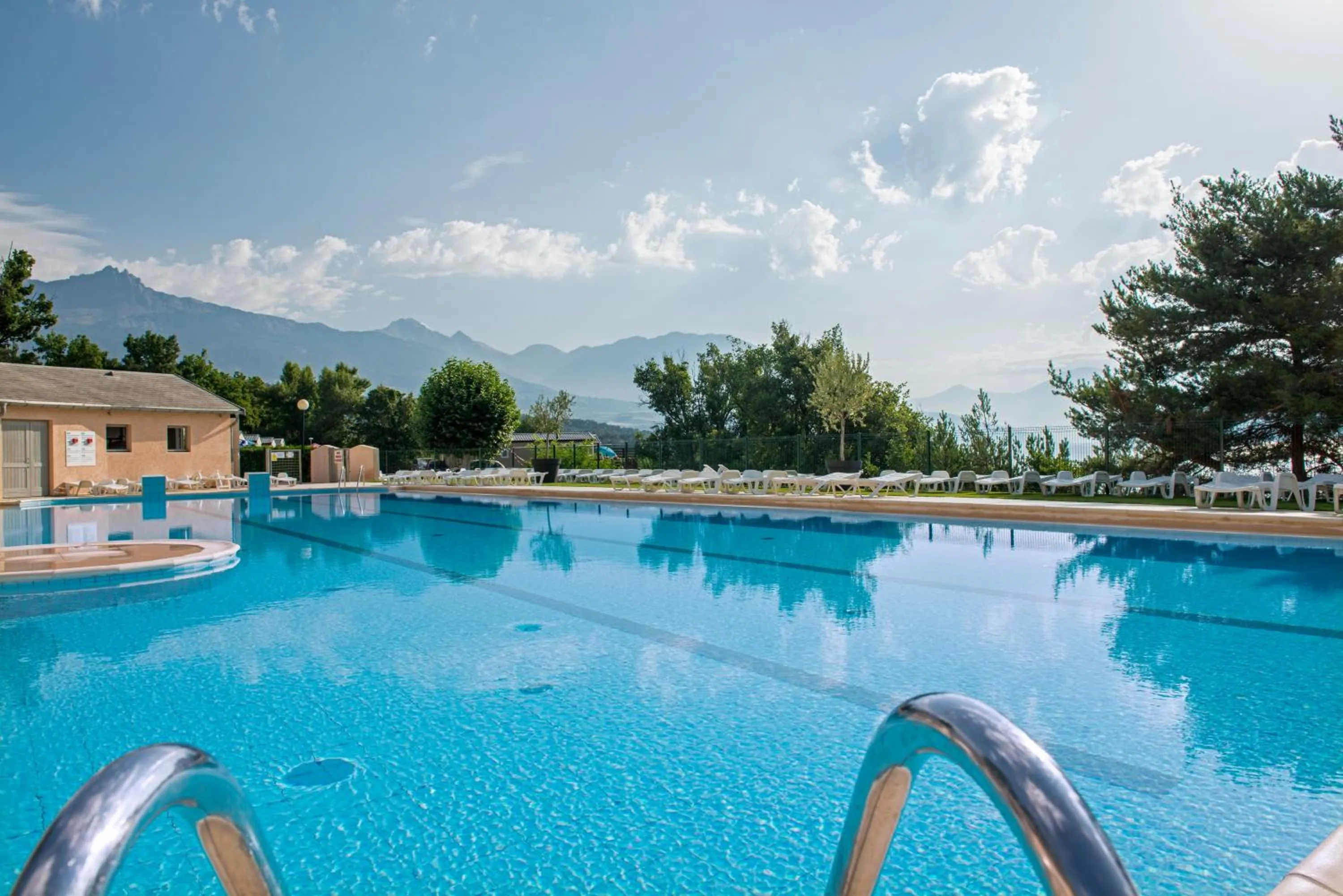 Swimming pool in L'Ecrin du Lac