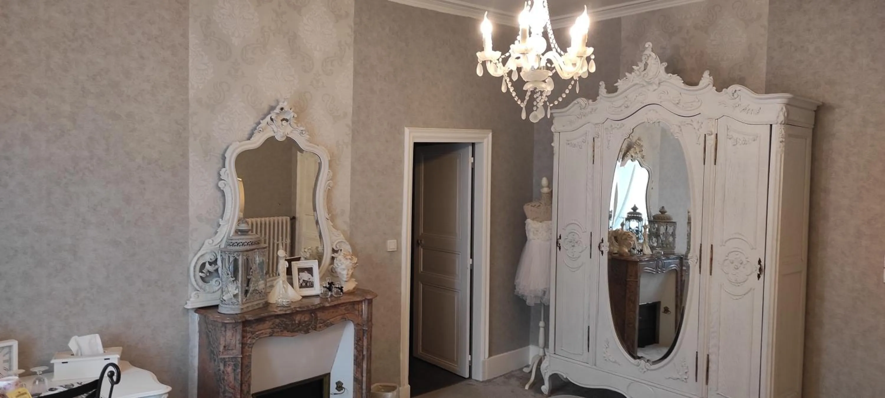 Photo of the whole room in La Clef Dort