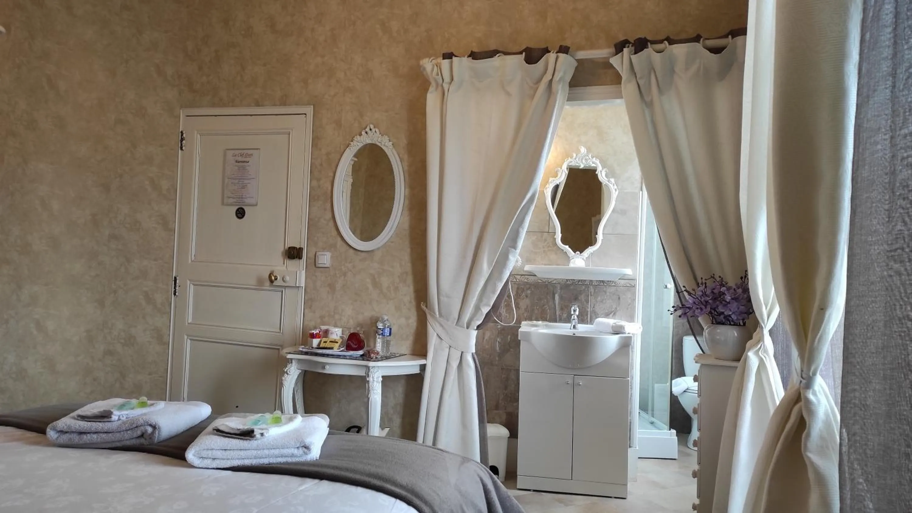 Bathroom, Bed in La Clef Dort