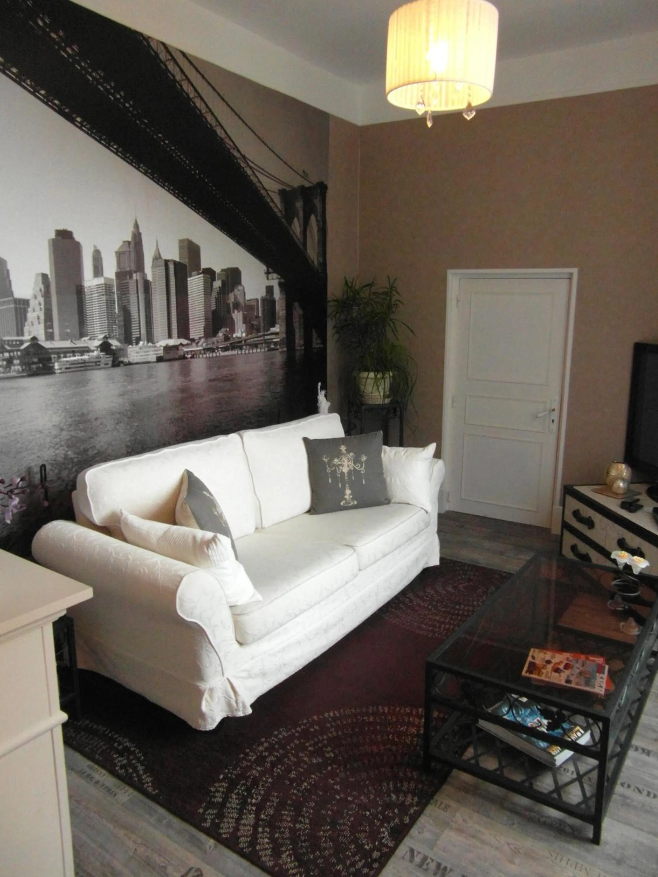 Communal lounge/ TV room, Bed in La Clef Dort